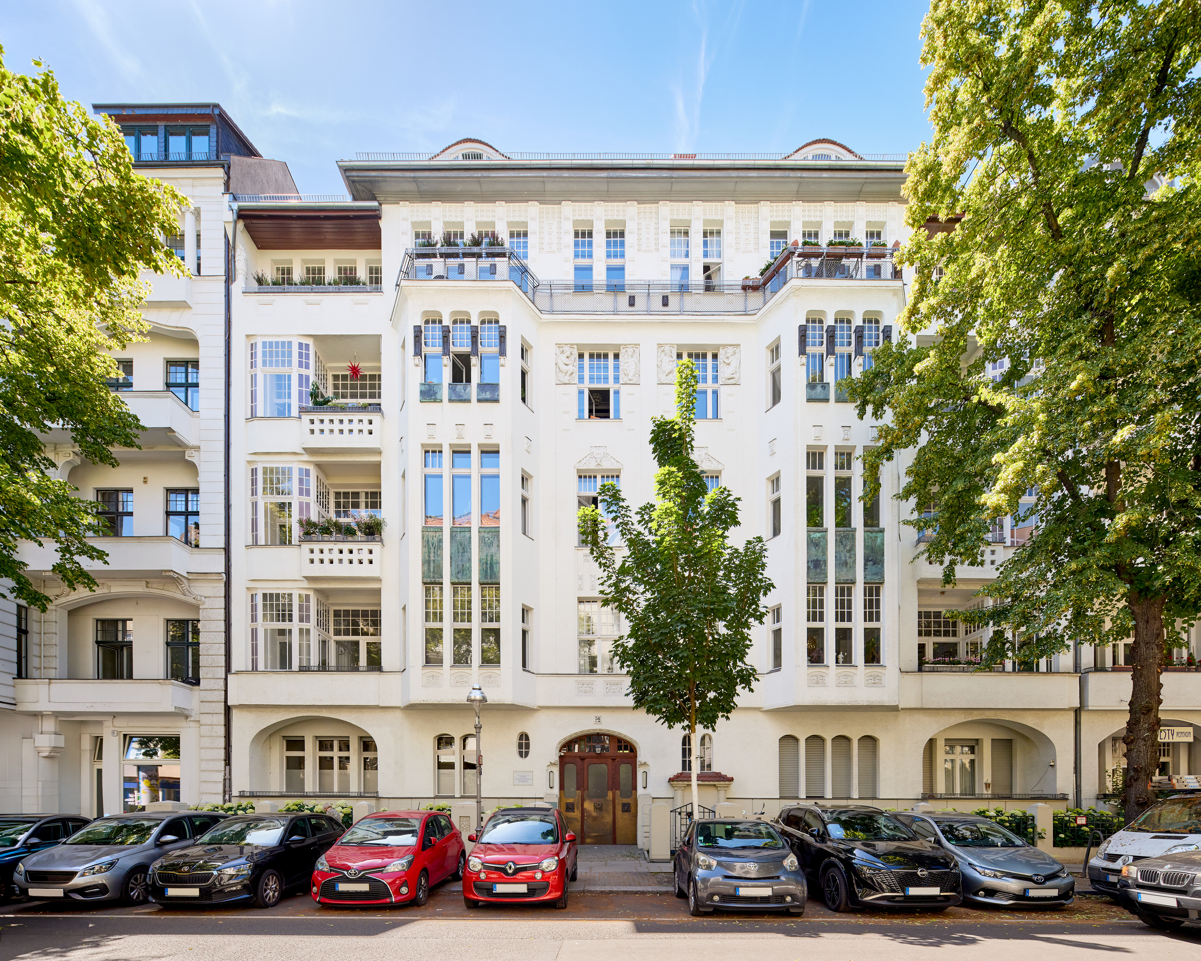 Herrschaftliche Altbauwohnung mit vier Balkonen in Top-Lage Mommsenstrasse