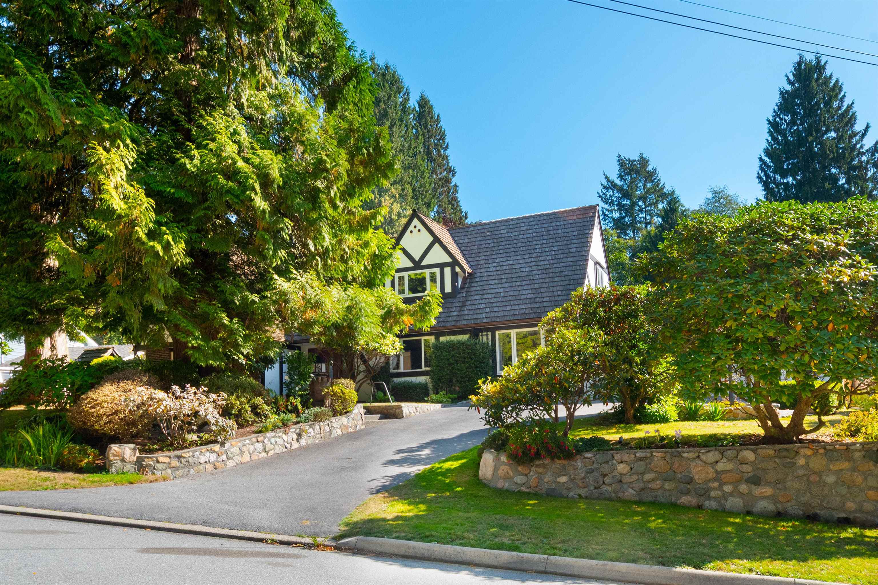 Discover Tudor Charm with Modern Sophistication!