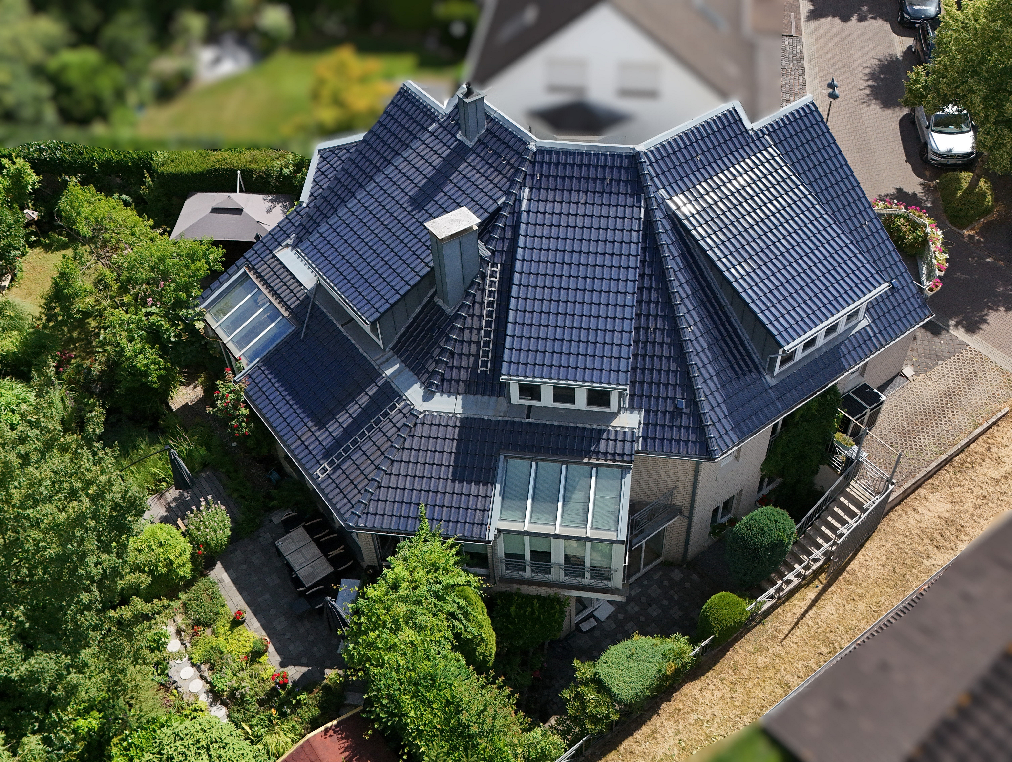 Architektur für jede Lebenssituation – freistehendes Zweifamilienhaus in einzigartiger Naturlage