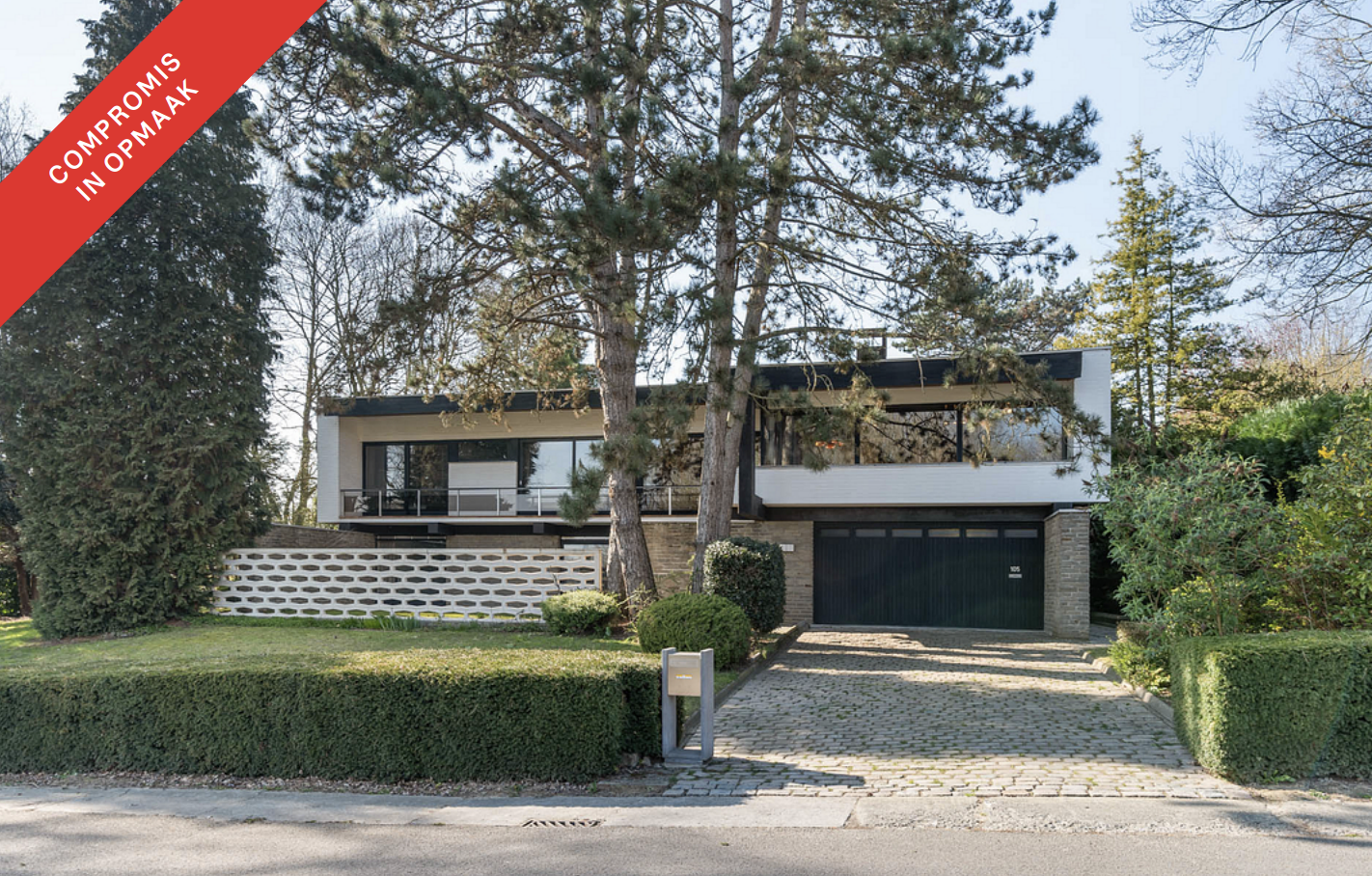 Villa des années 60 avec piscine intérieure et vue panoramique