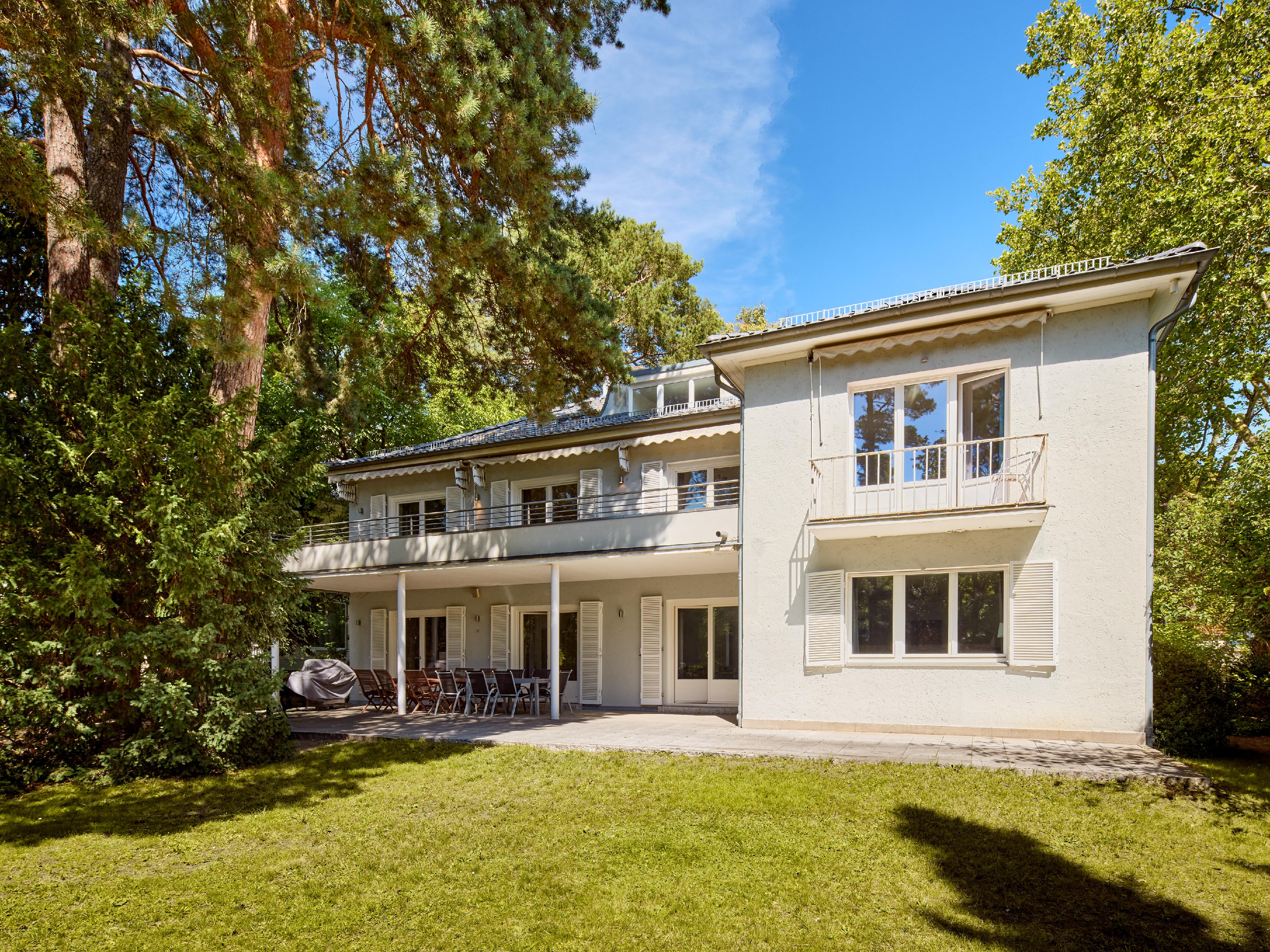 Klassische Landhaus-Villa                             Großzügiger Südwest-Garten