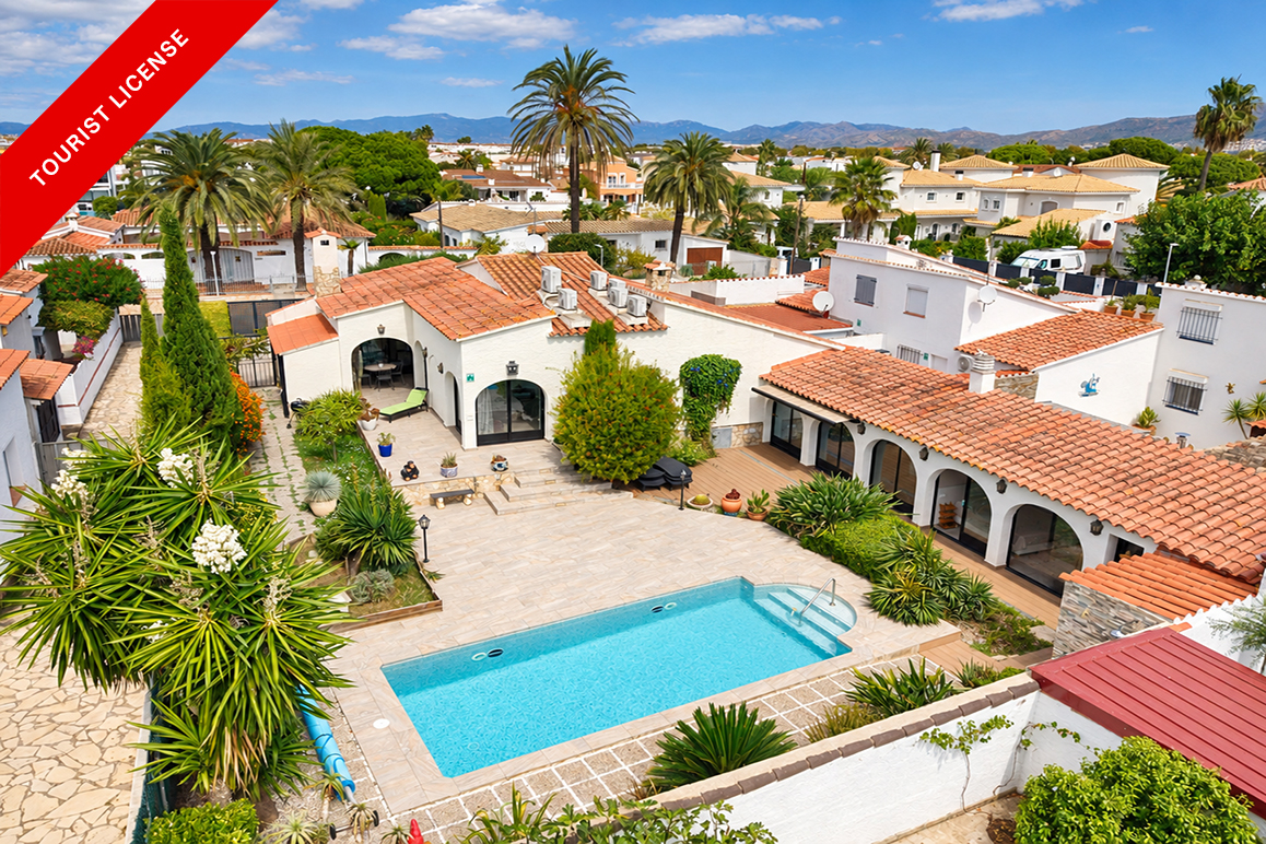 Single-storey villa with heated pool, independent apartment and tourist licence