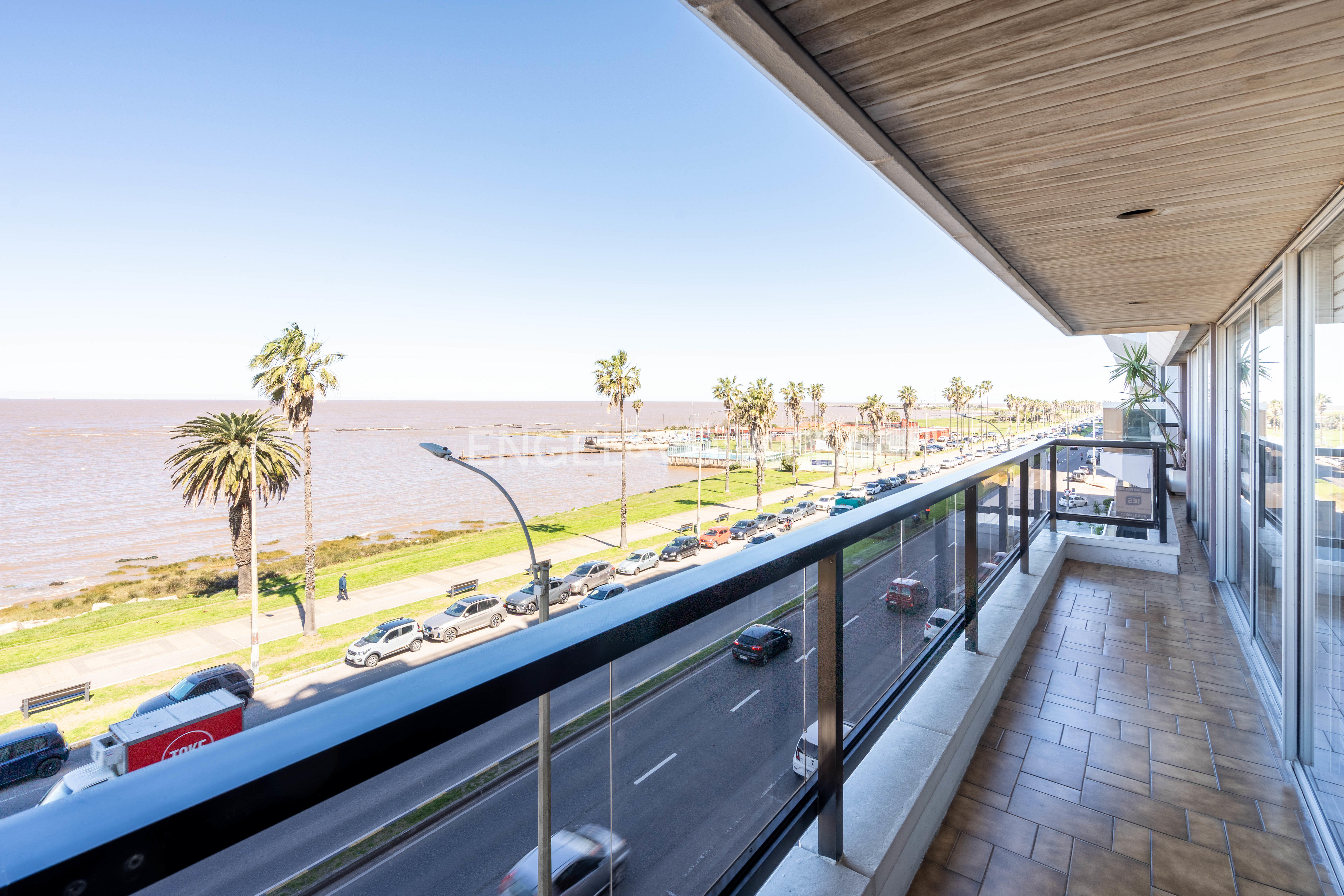 Sale of 4-bedroom apartment plus maid’s quarters on the Rambla in Punta Carretas.