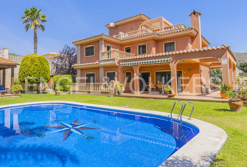 Beautiful Villa with well cared for garden