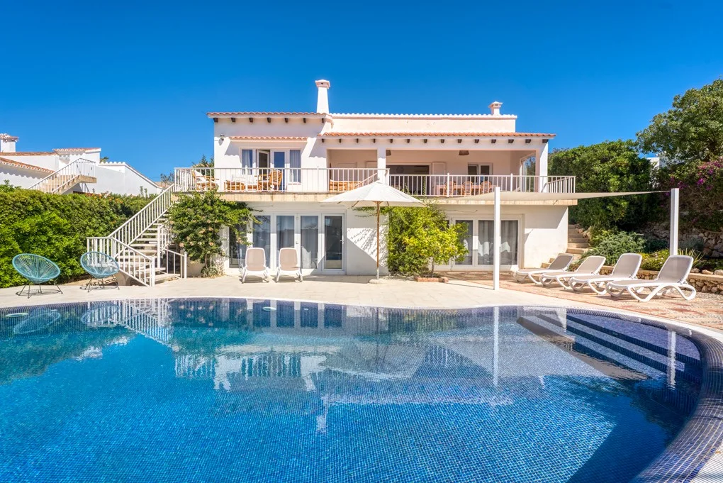 Holiday rental – Elegant villa with pool next to the beach in Punta Prima, Menorca