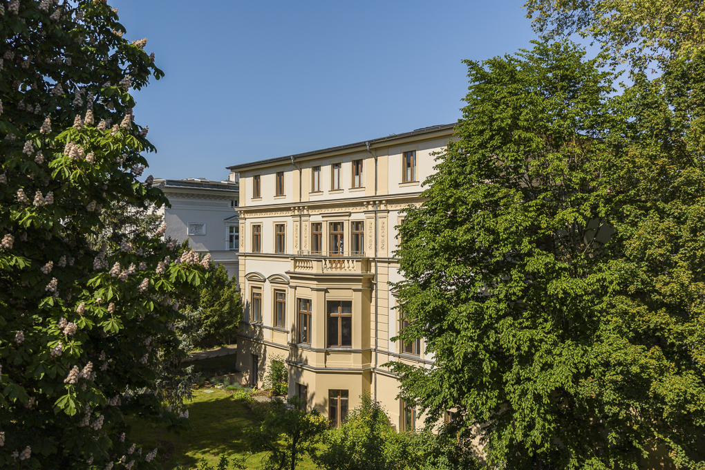 Gehobenes Wohnen in herrschaftlicher Villa: WG-Zimmer mit eigenem Bad