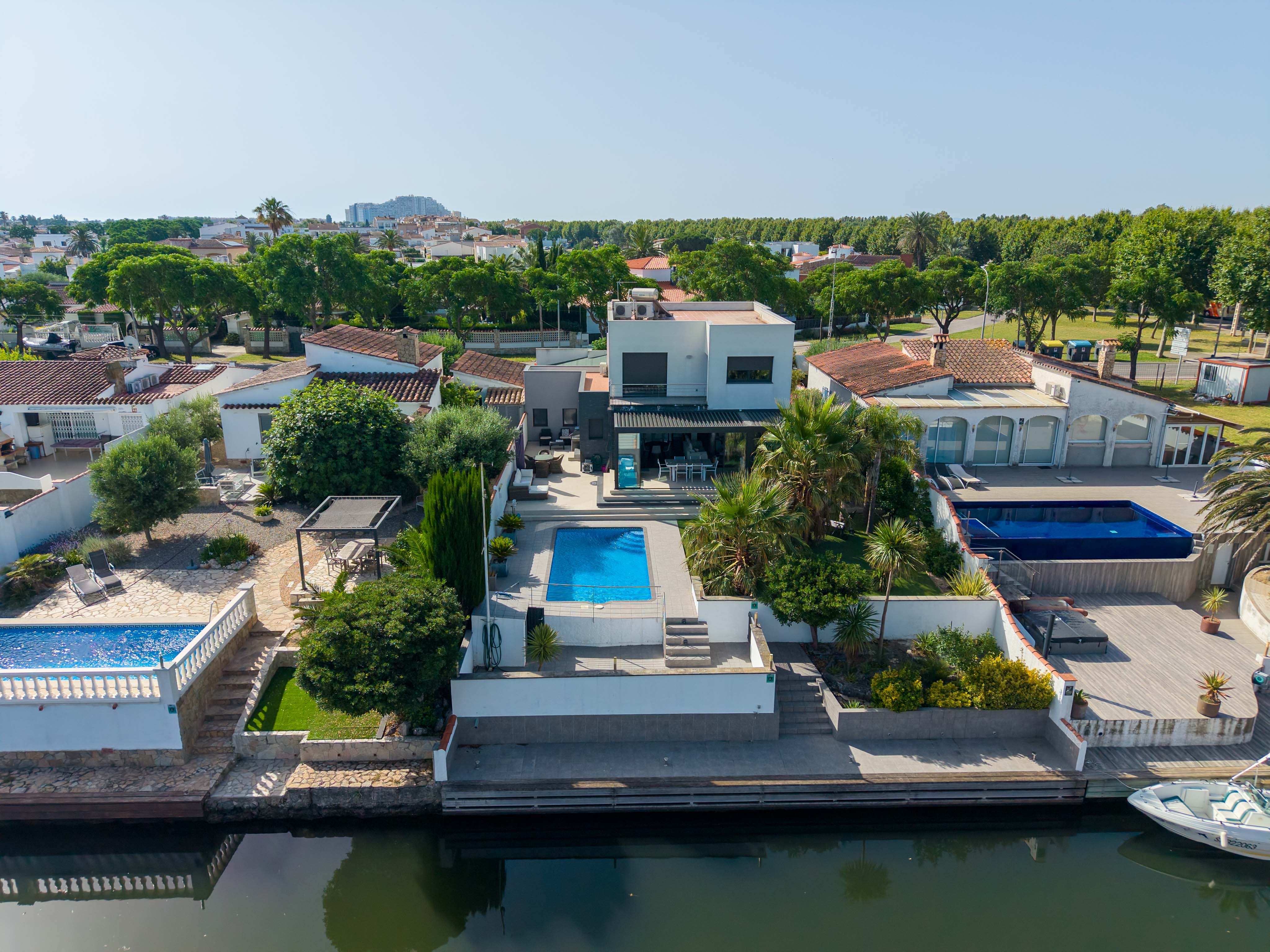 Modern house with 17 m mooring on wide canal