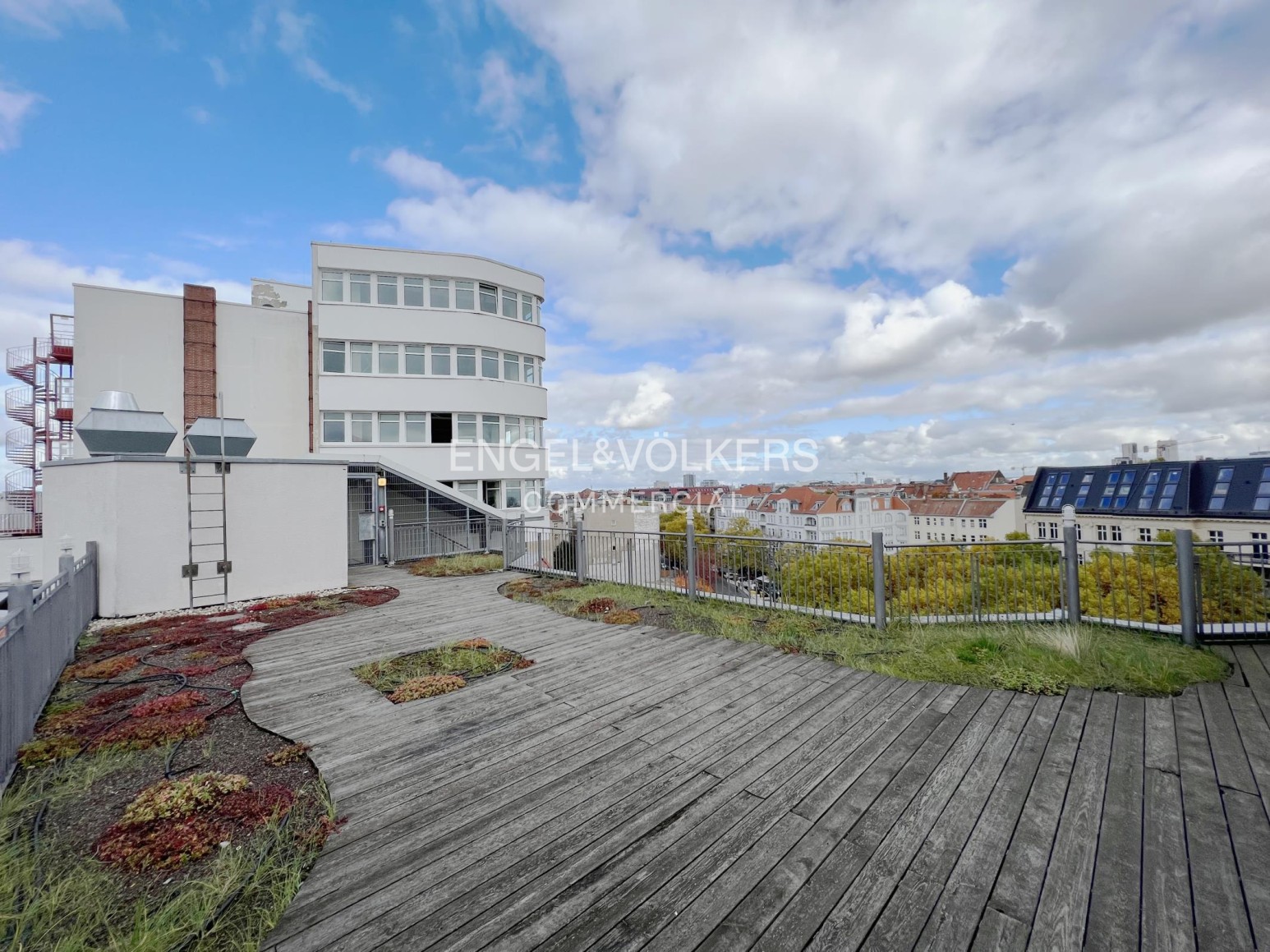 Sie suchen ein Büro mit Terrasse in Charlottenburg?