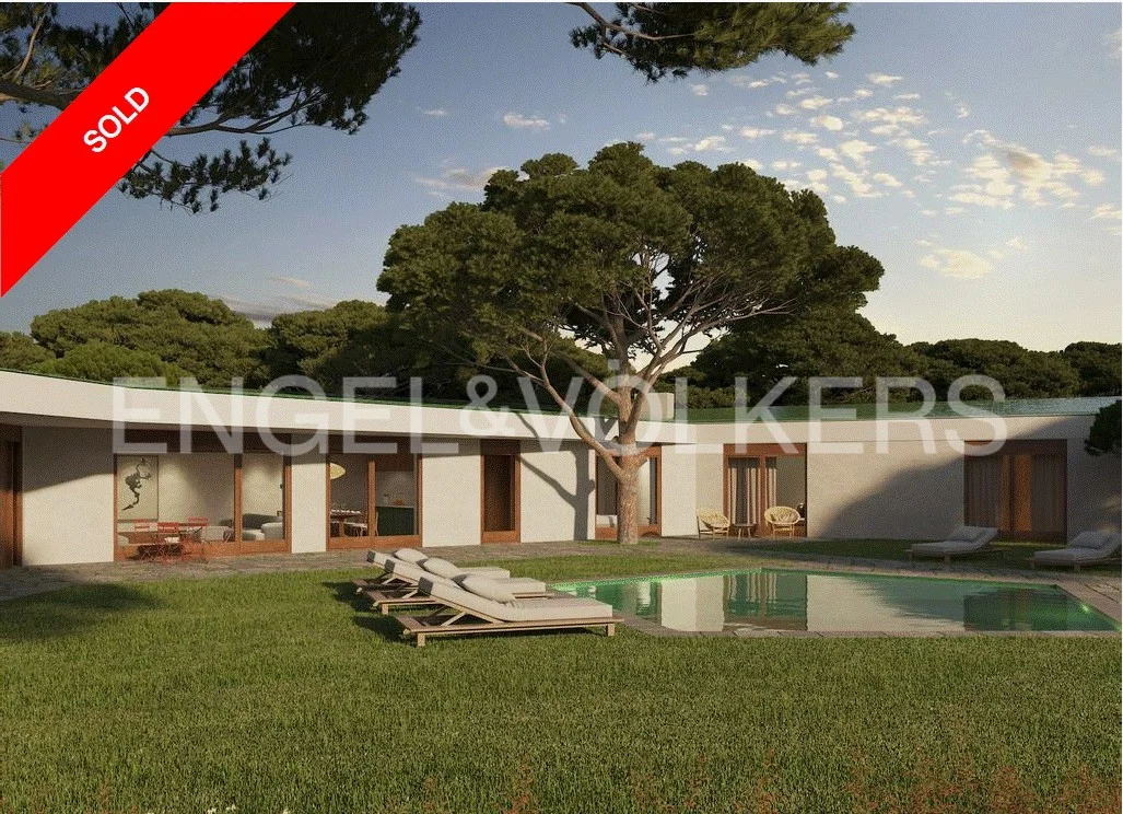 Luxury 4-bedroom villa - private garden & pool