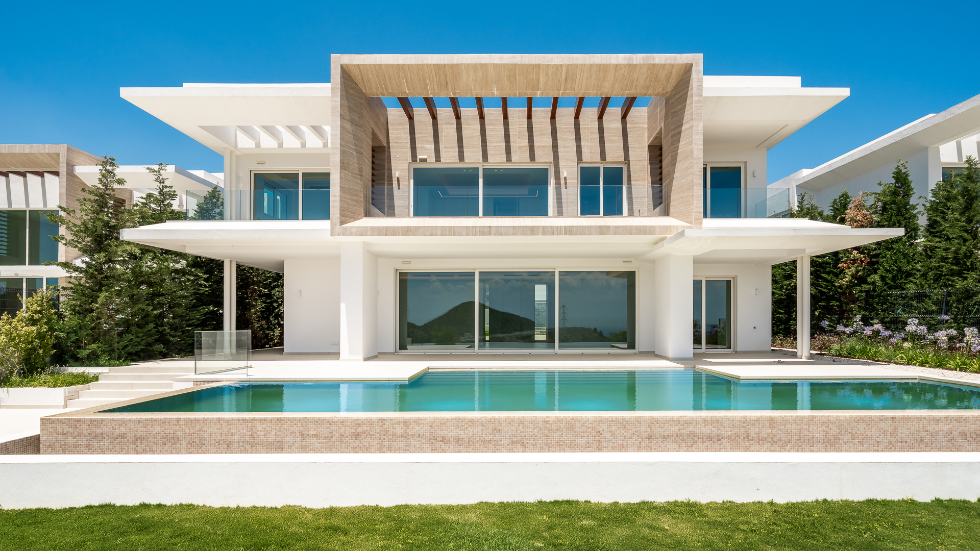 Luxusvilla mit zweigeschossigem Wohnbereich, Panoramablick aufs Meer und Resort-Annehmlichkeiten in Palo Alto, Marbella