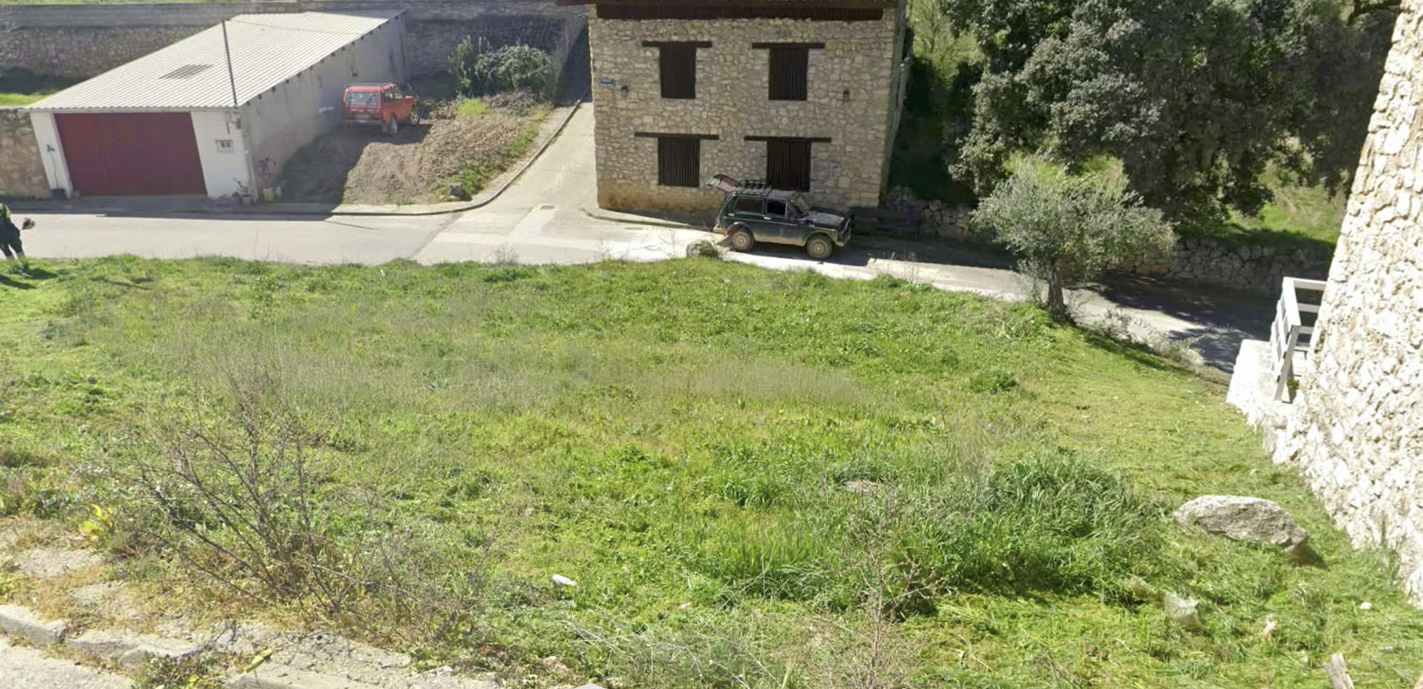 Magnificent residential urban plot in Valdeavellano's historic center