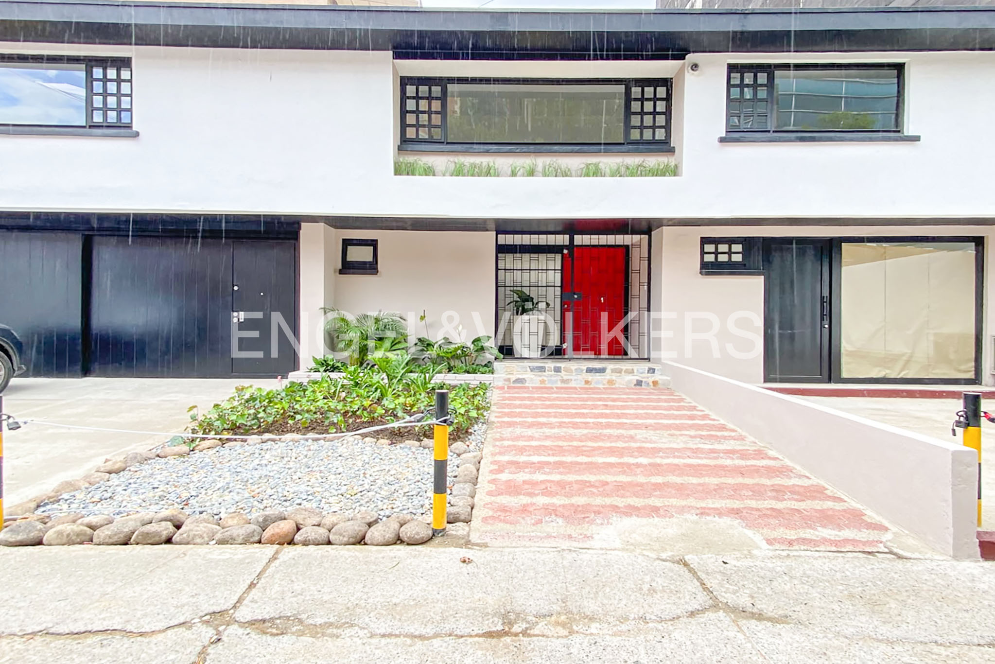 Arriendo Local Comercial de 209 m² para Oficinas, Servicios o Comercio