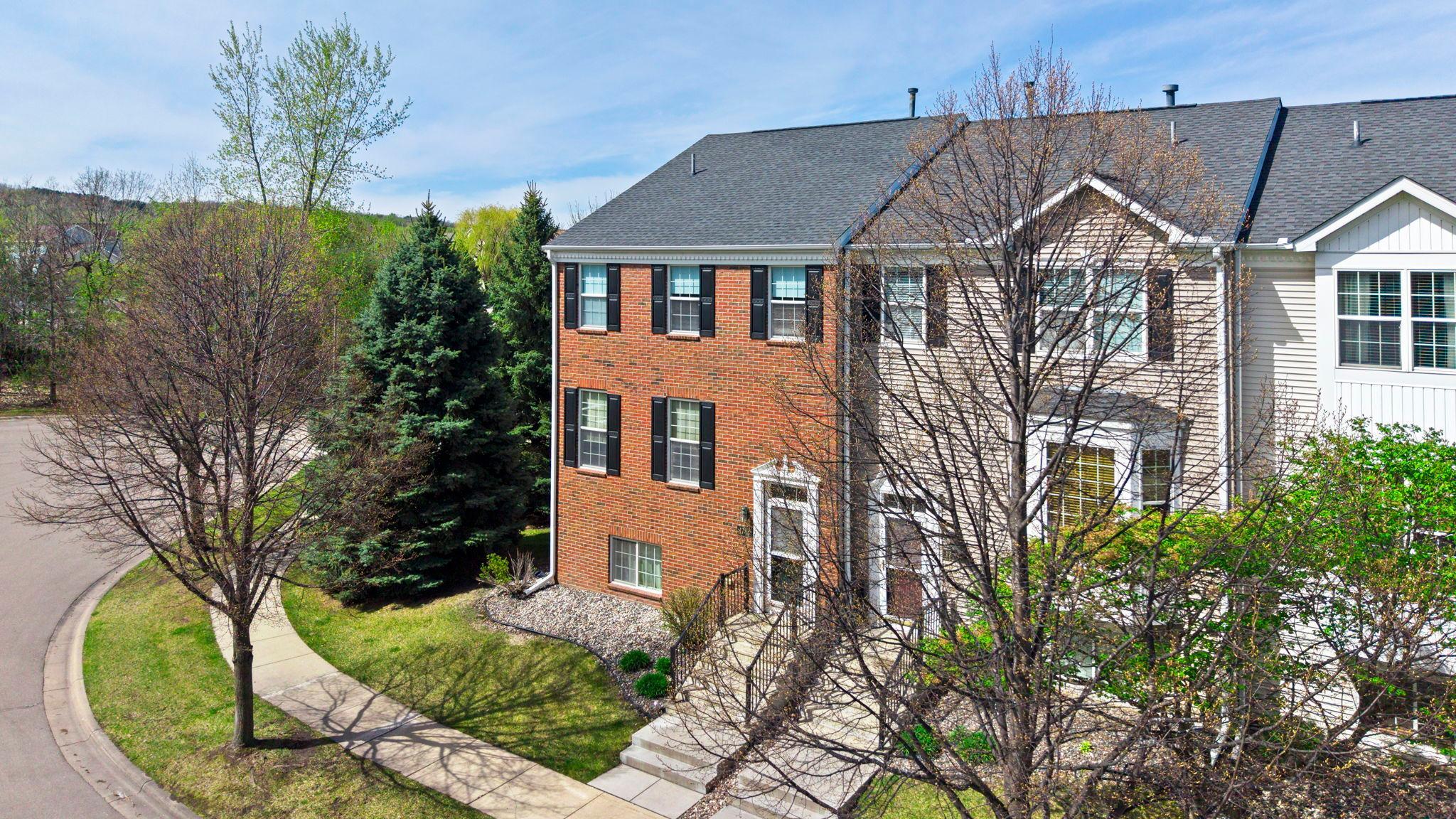Beautiful End-Unit Townhome in Shakopee