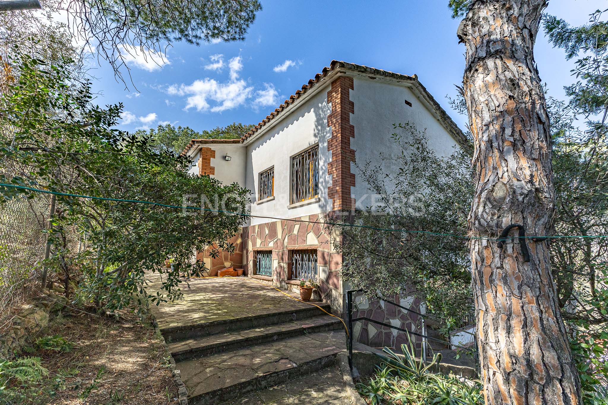 Centrally located villa with large garden area and privacy