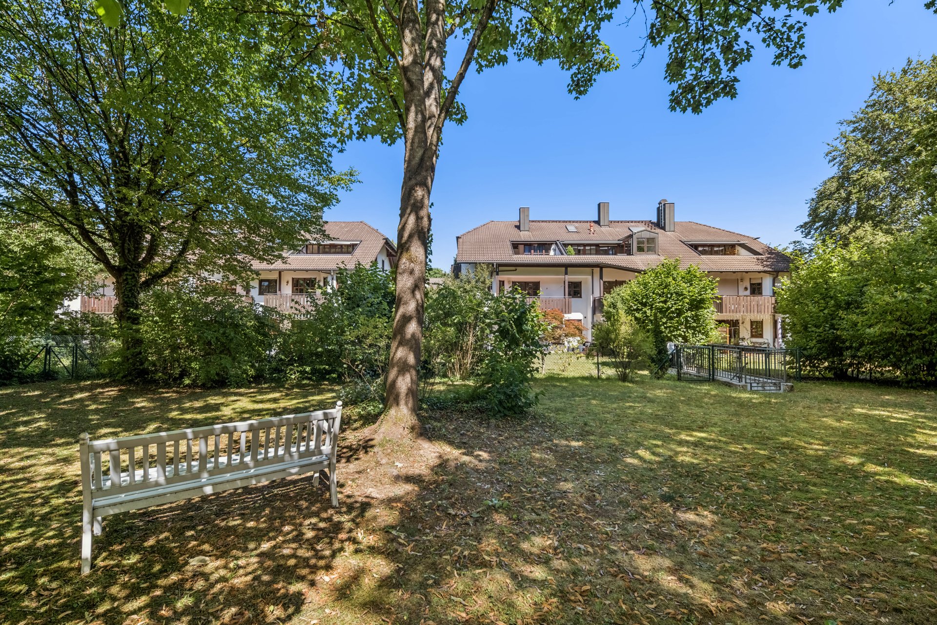 Rarity: Perfect layout meets an idyllic view of greenery & 400 m² shared garden
