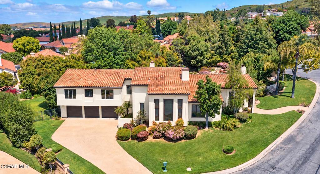 Exclusive Estate Living with Golf Course Proximity