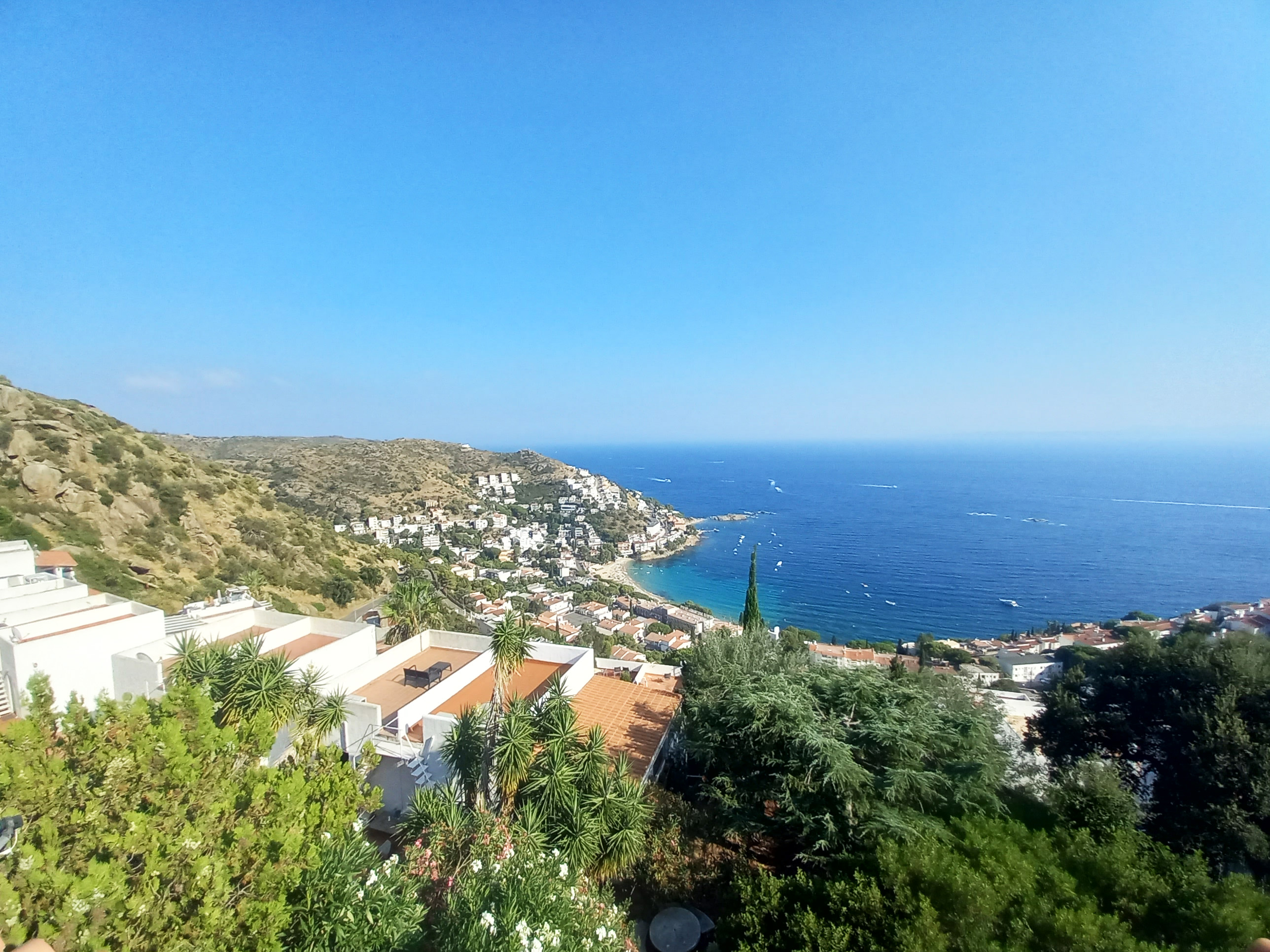 Appartement entièrement rénové, doté d’une spectaculaire terrasse panoramique à Roses, Canyelles