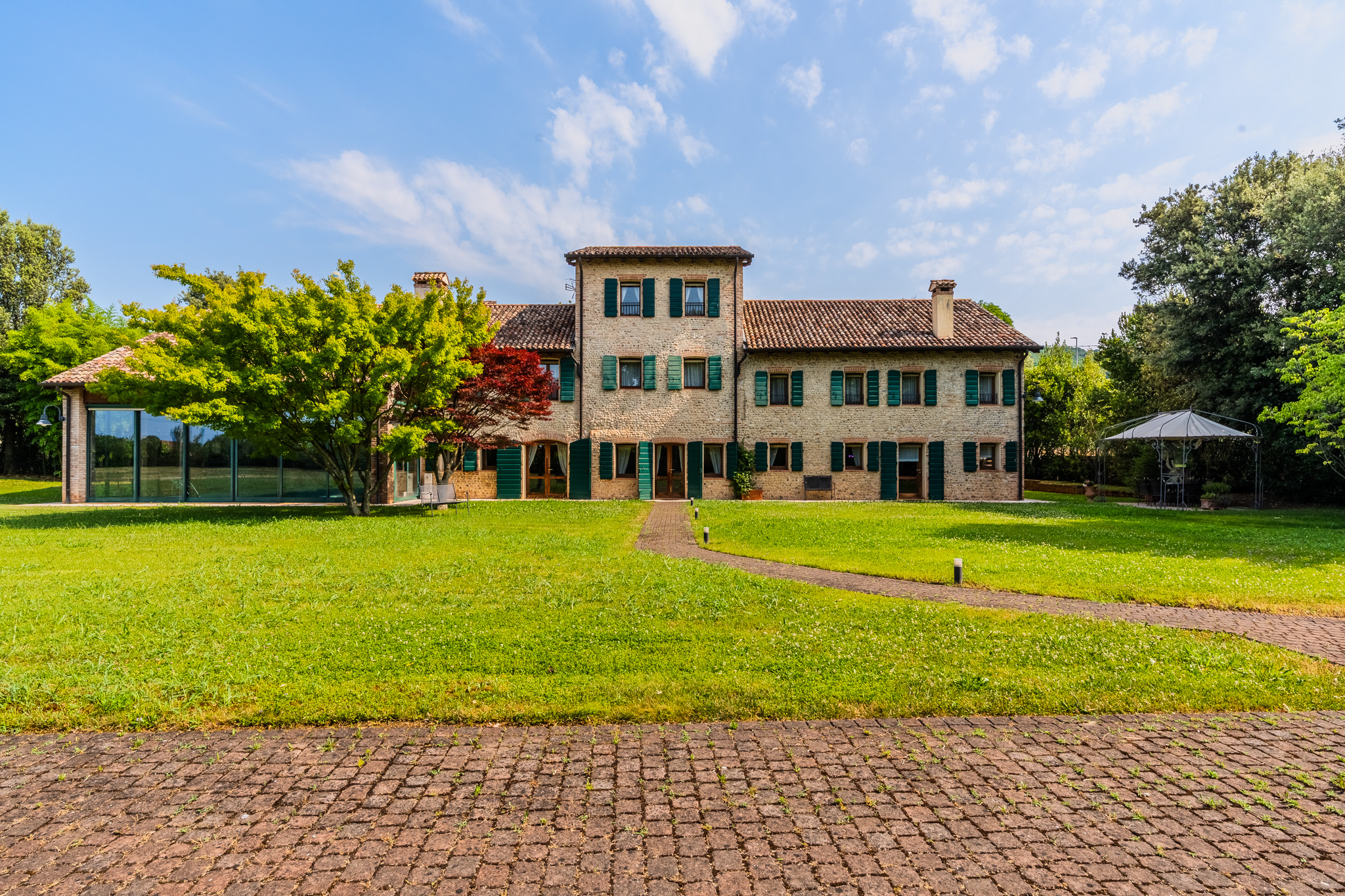 Prestigeträchtige Charme-Villa mit Innenpool und privatem Park