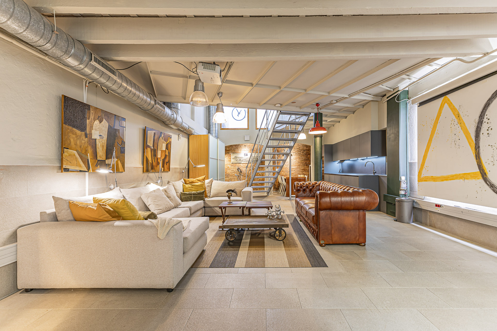 Industrial loft with light and character in Vila de Gràcia. THE ART OF LIVING WITHOUT WALLS.