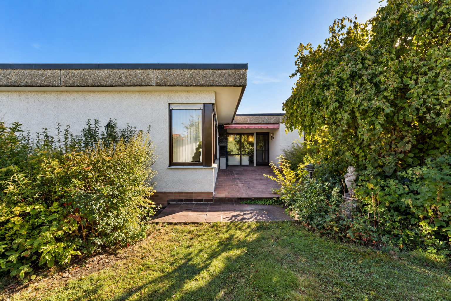 Wohnen mit Charakter – Großzügiger Bungalow mit Garten und zwei Garagen in Niederstotzingen