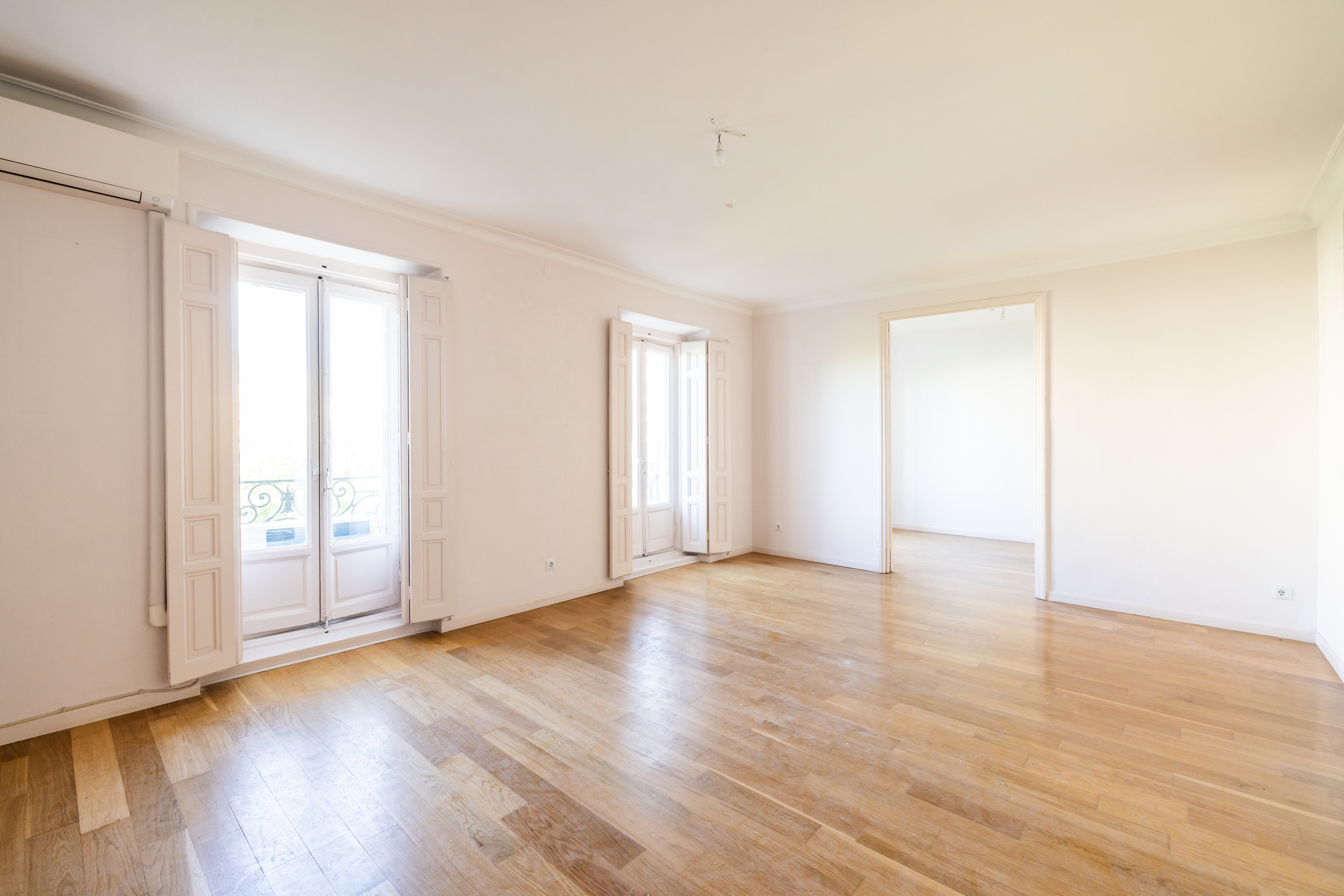 Exclusive property to renovate with 3 balconies, garage, and storage room in Salesas