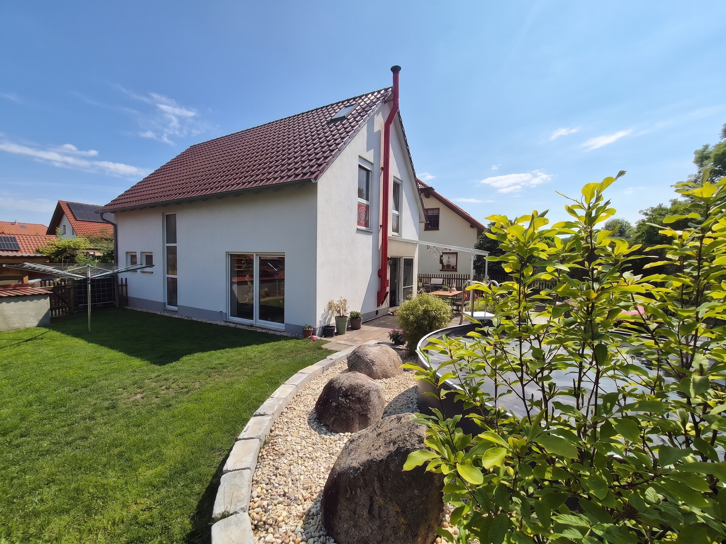 Modernes Einfamilienhaus mit Pool und großzügigem Grundstück in Niedernissa [AI-modified]