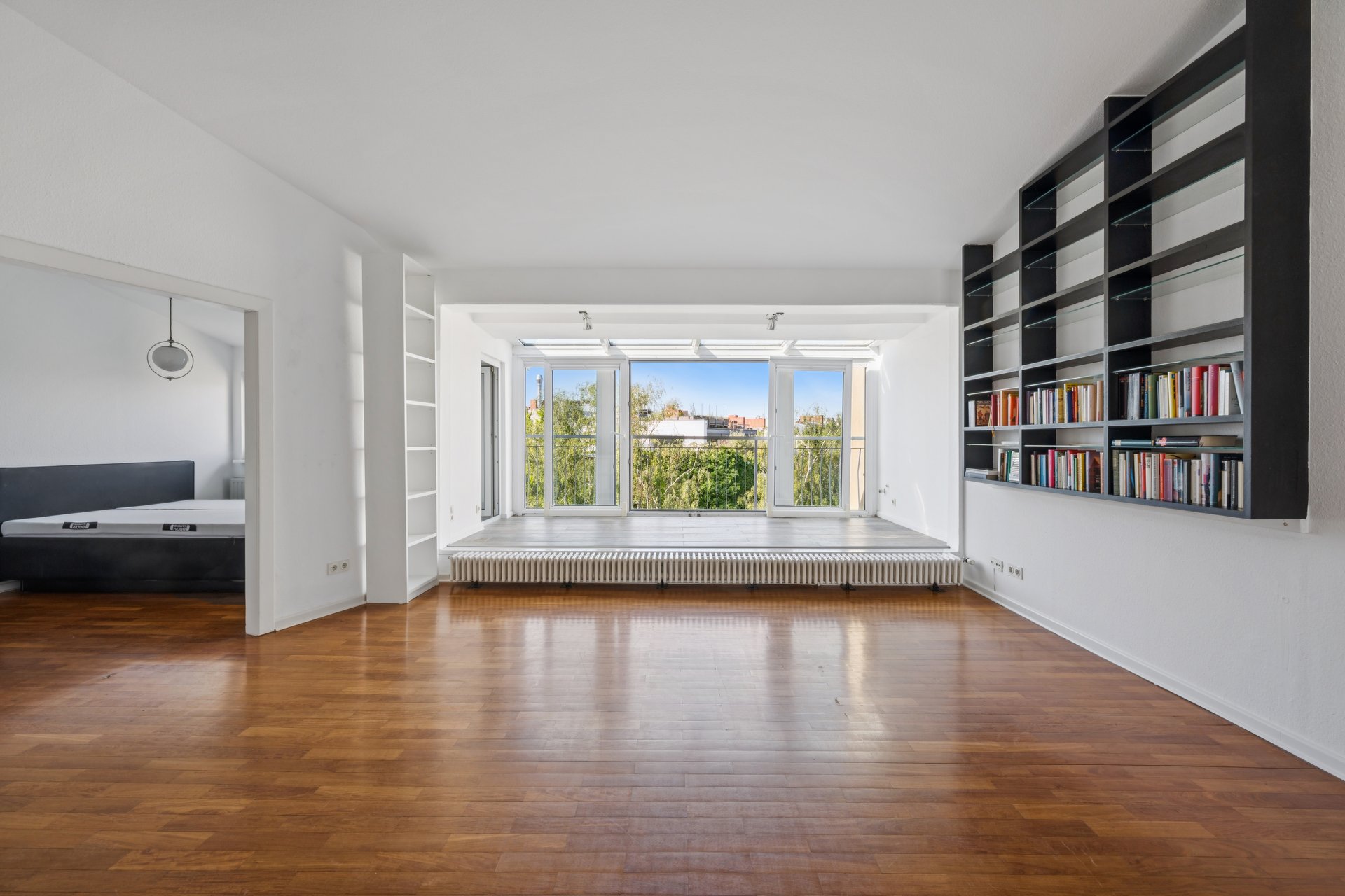 Savignyplatz: stilvolle Dachgeschosswohnung mit Wintergarten