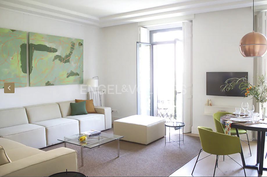 Luxury and location: 2-bedroom exterior apartment for short- and long-term stays