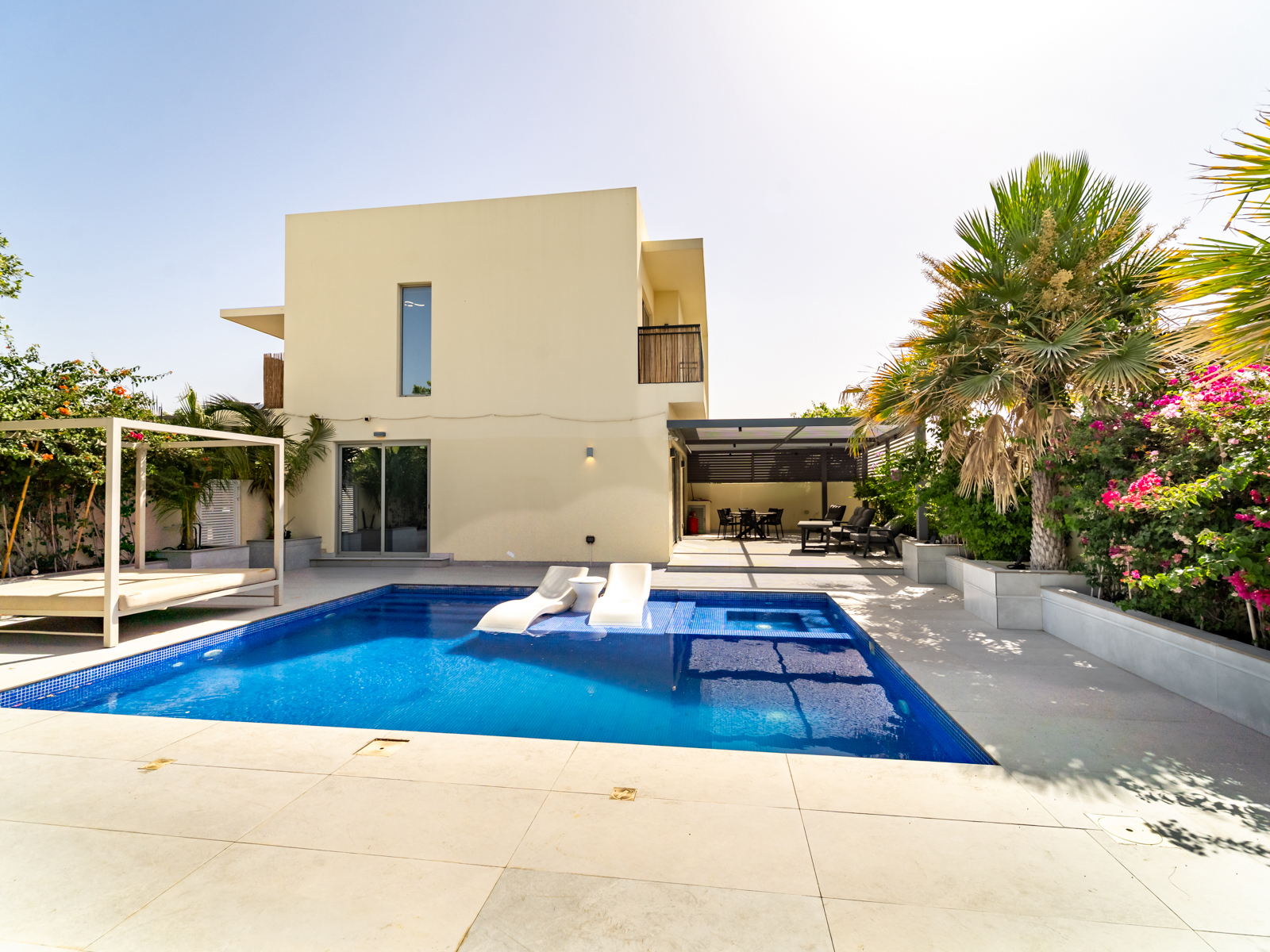 EXCLUSIVE . A Must-See Four Bedroom Upgraded Townhouse in Camelia with the Biggest Private Garden  and Stylish Pool. VASTU compliant.VOT