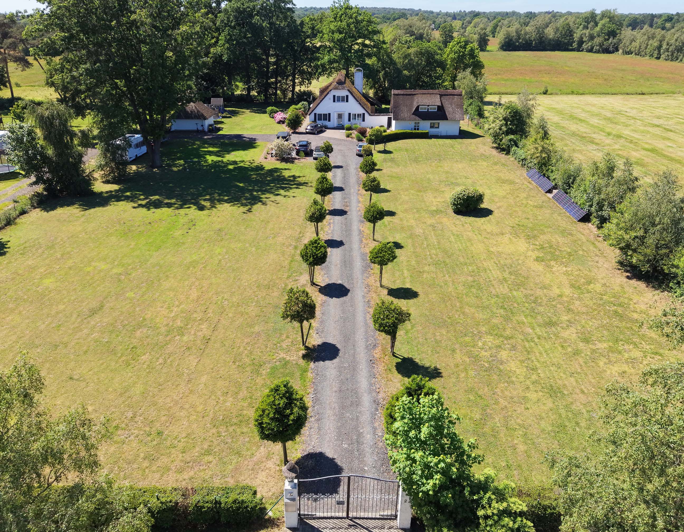 Reetdach-Ensemble mit Gästehaus                                  im Künstlerort Worpswede