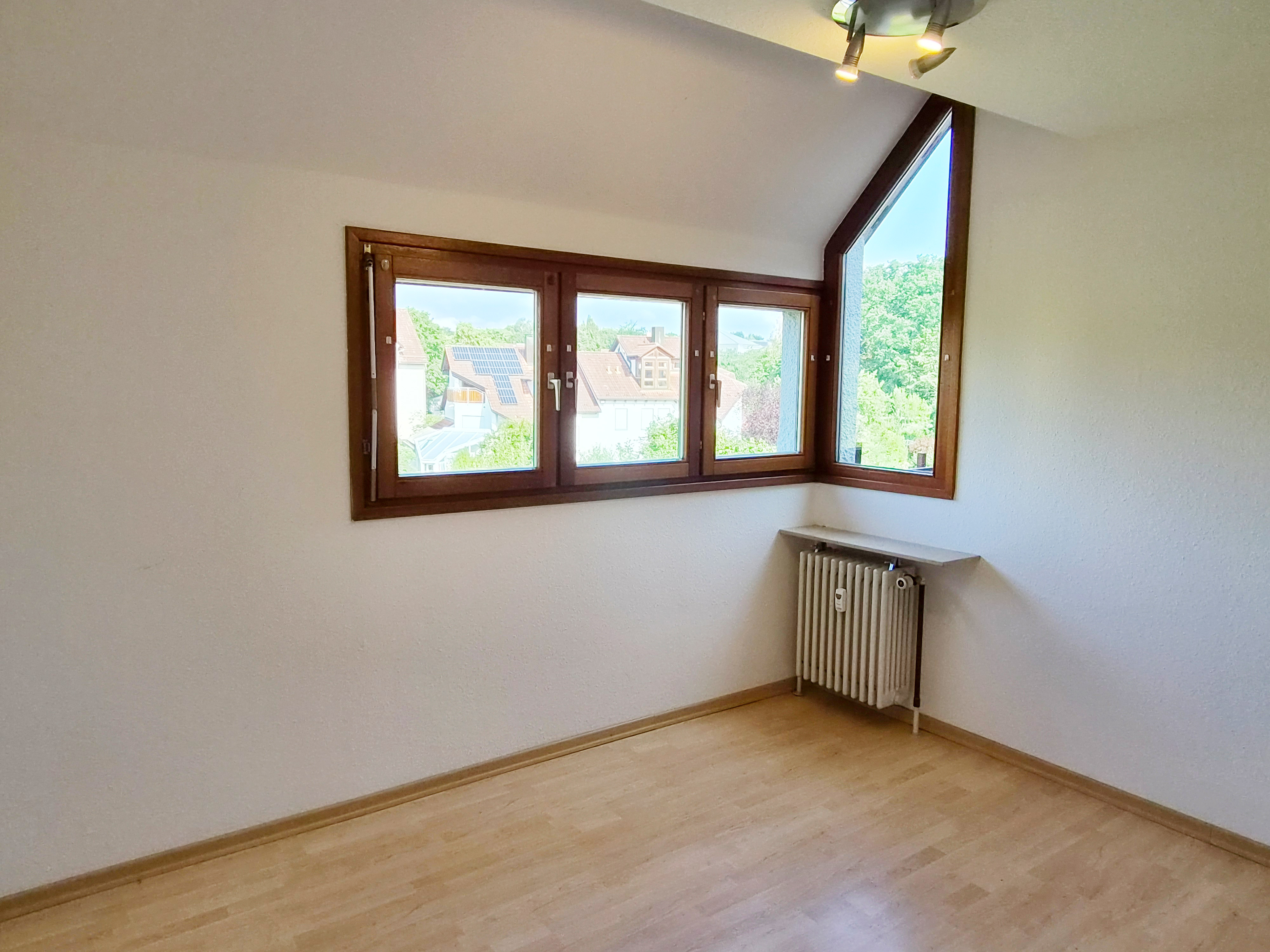 Gemütliche DG-ETW mit separater Küche, Bad und TG-Platz sowie Loggia • sofort verfügbar