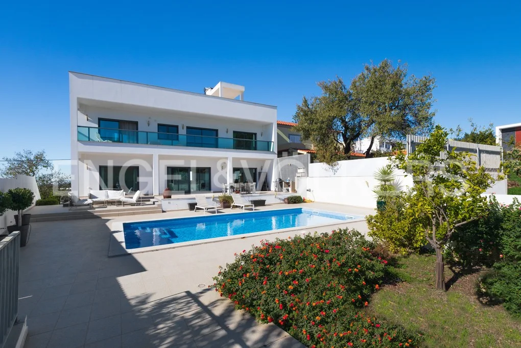 Contemporary 3 bedroom Villa within walking distance of the center of Loulé
