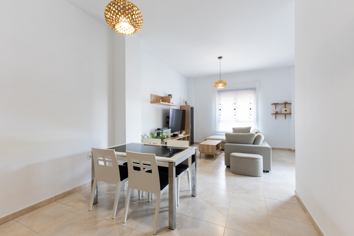 Inmueble moderno con luz natural y terraza, a solo 5 minutos de la playa