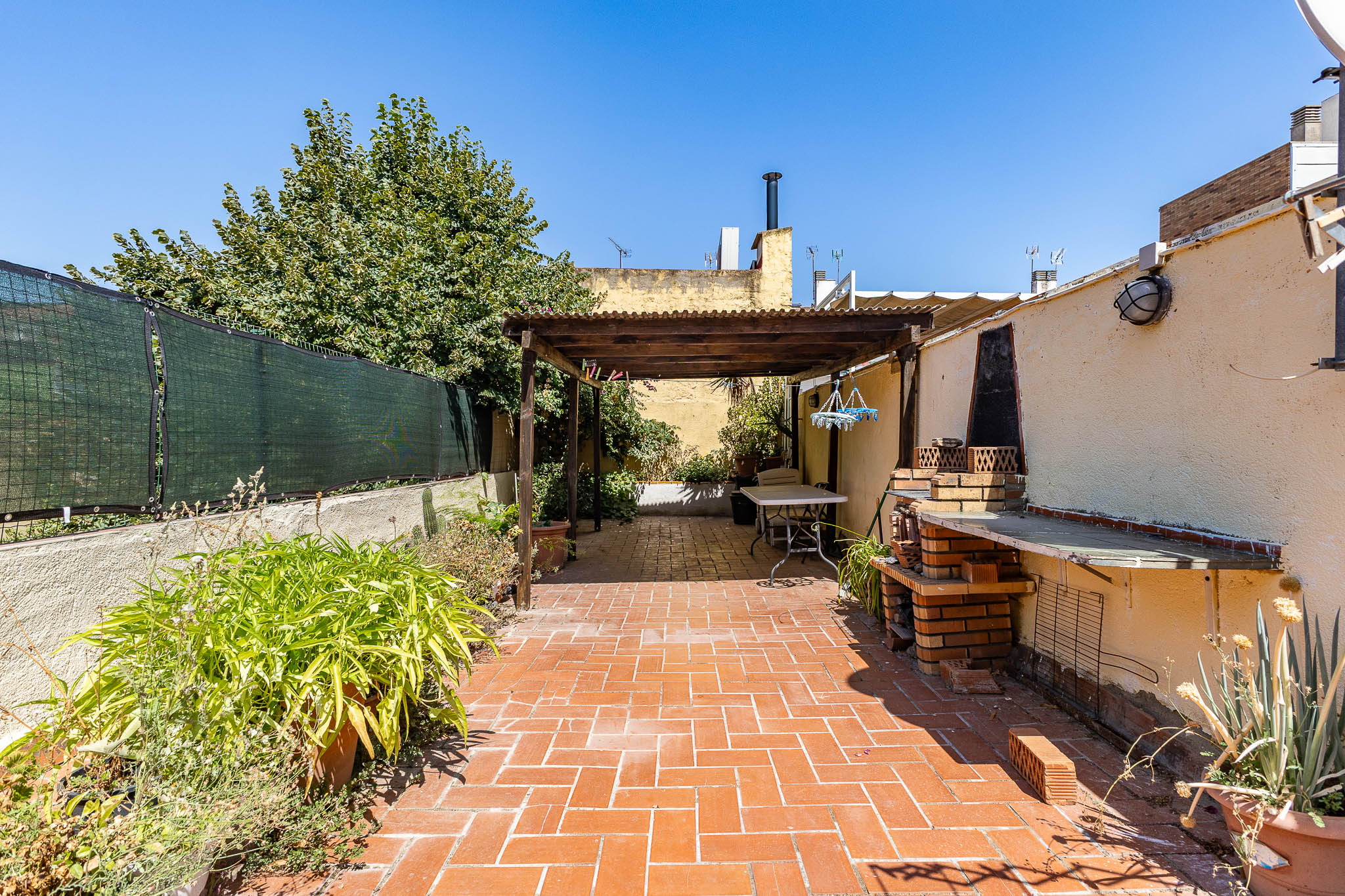 House with a large patio and commercial space in the Covadonga neighborhood