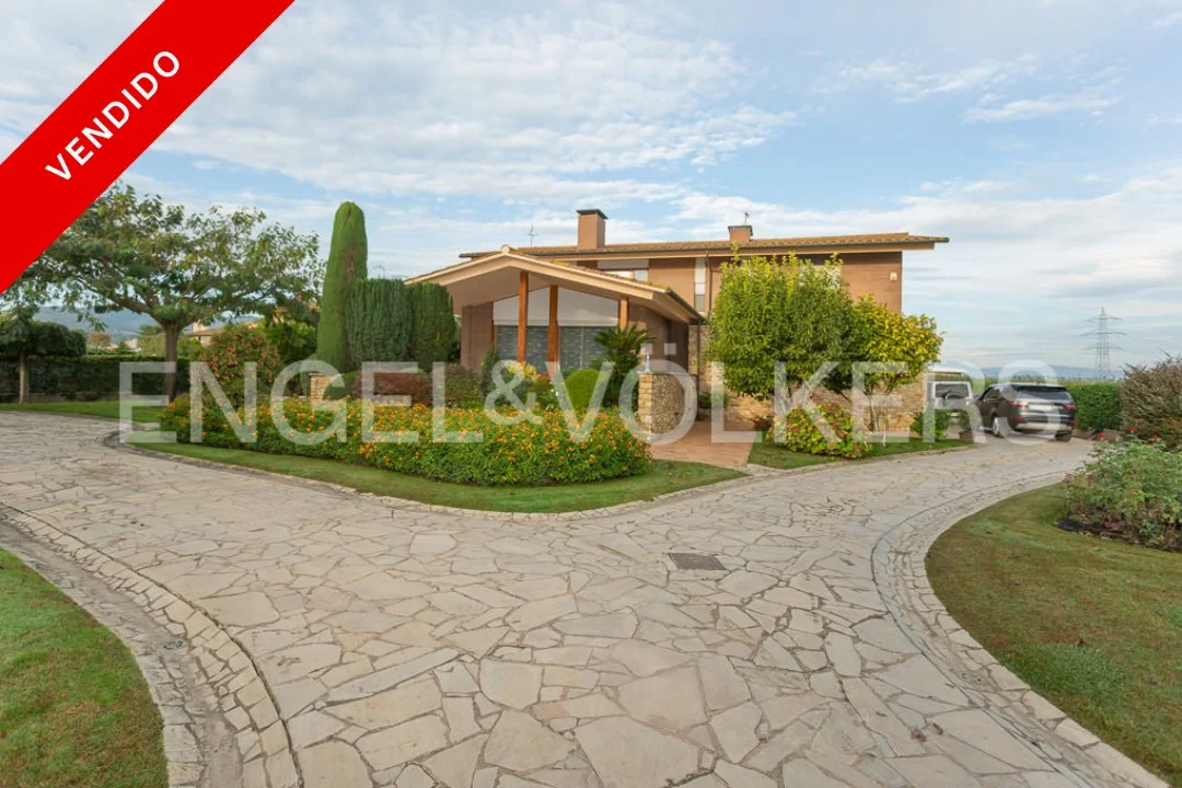 Villa with swimming pool and tennis court