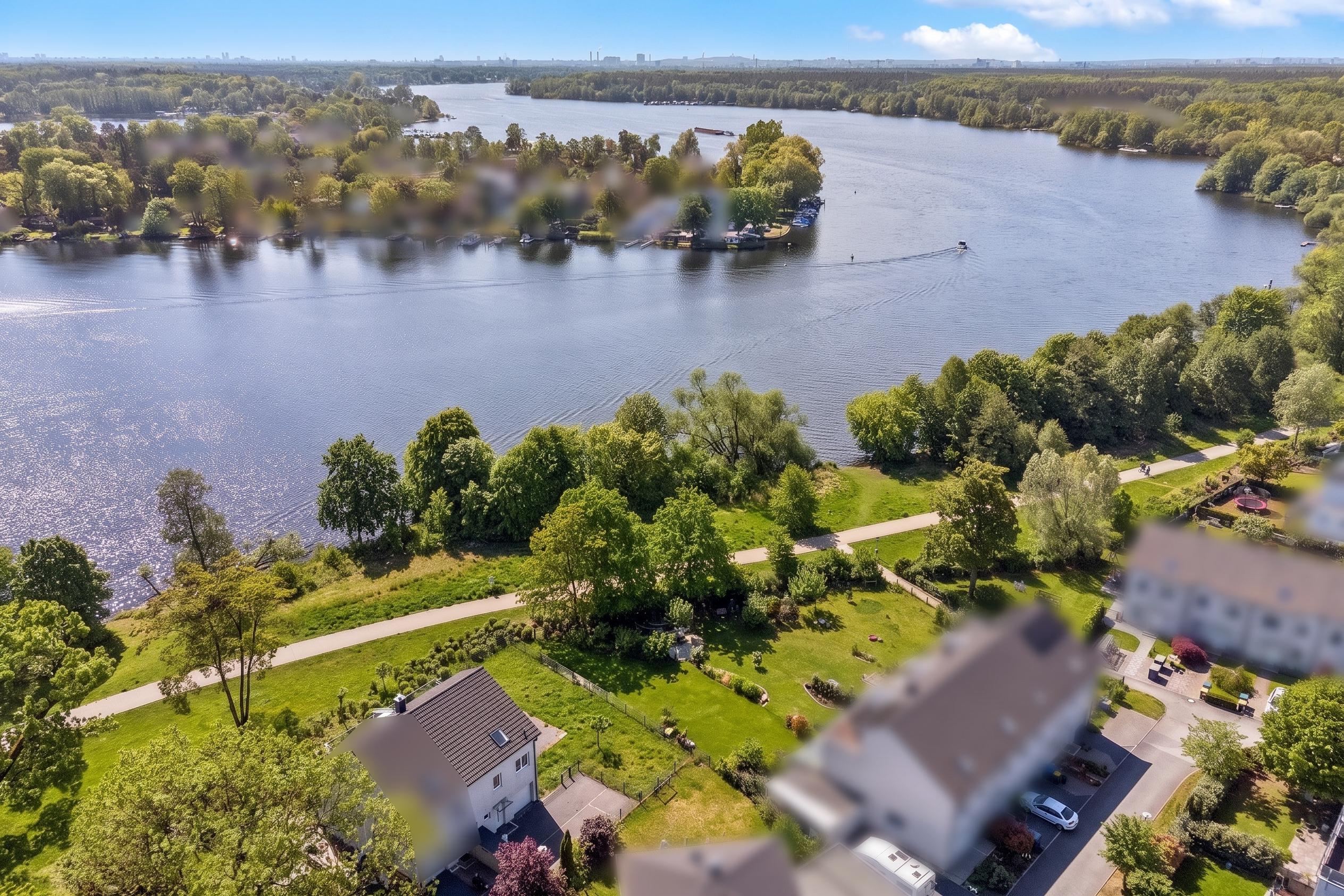 Exklusives Wohnen am Wasser Doppelhaushälfte mit Weitblick [AI-modified]