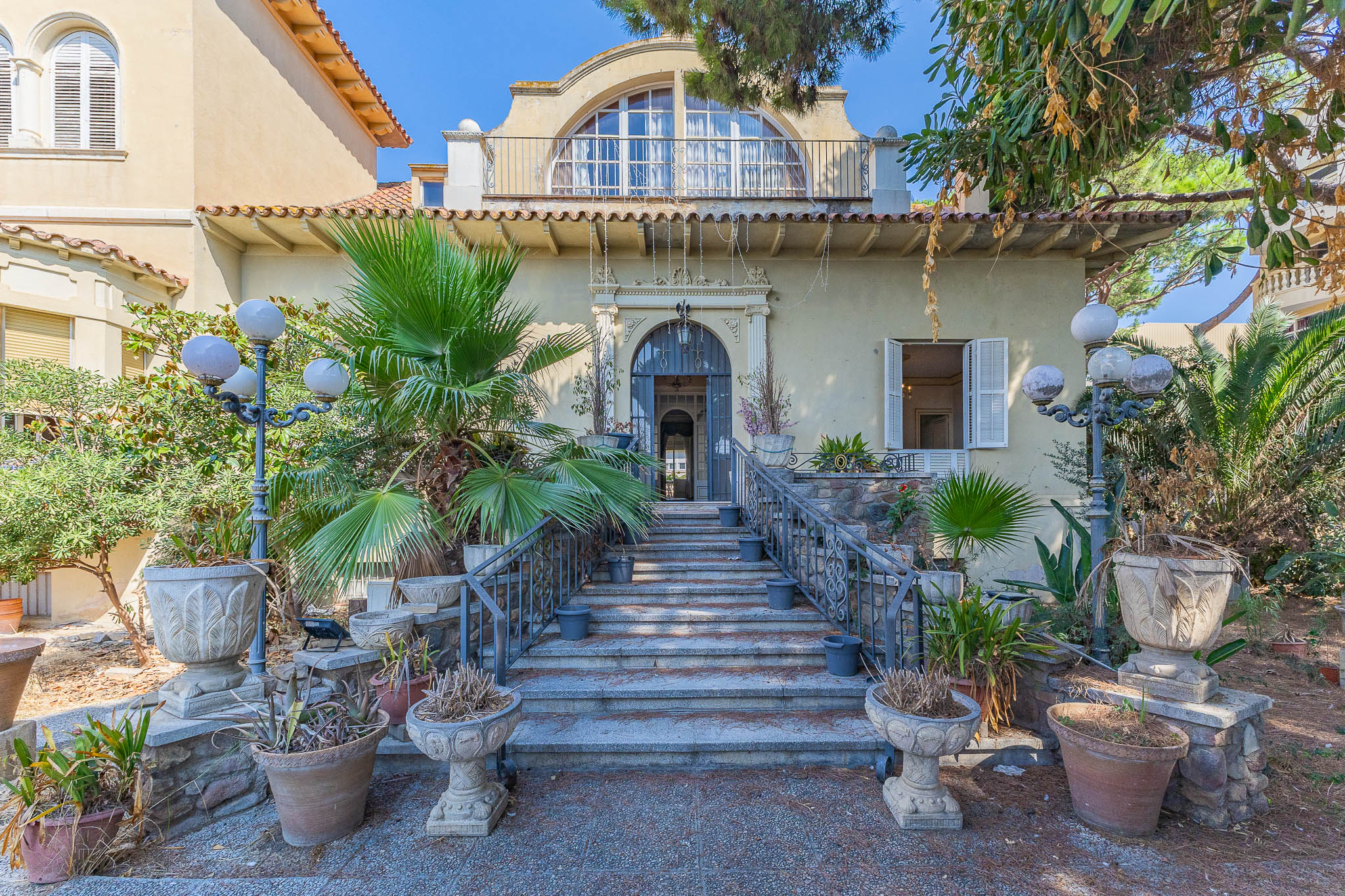 Exquisite Seafront Manor in Pineda de Mar