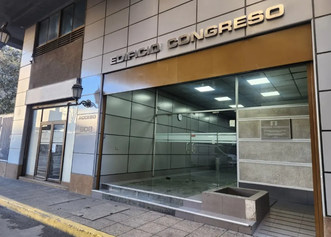 Exterior view of "Edificio Congreso" with glass doors and "Acceso 608" sign.