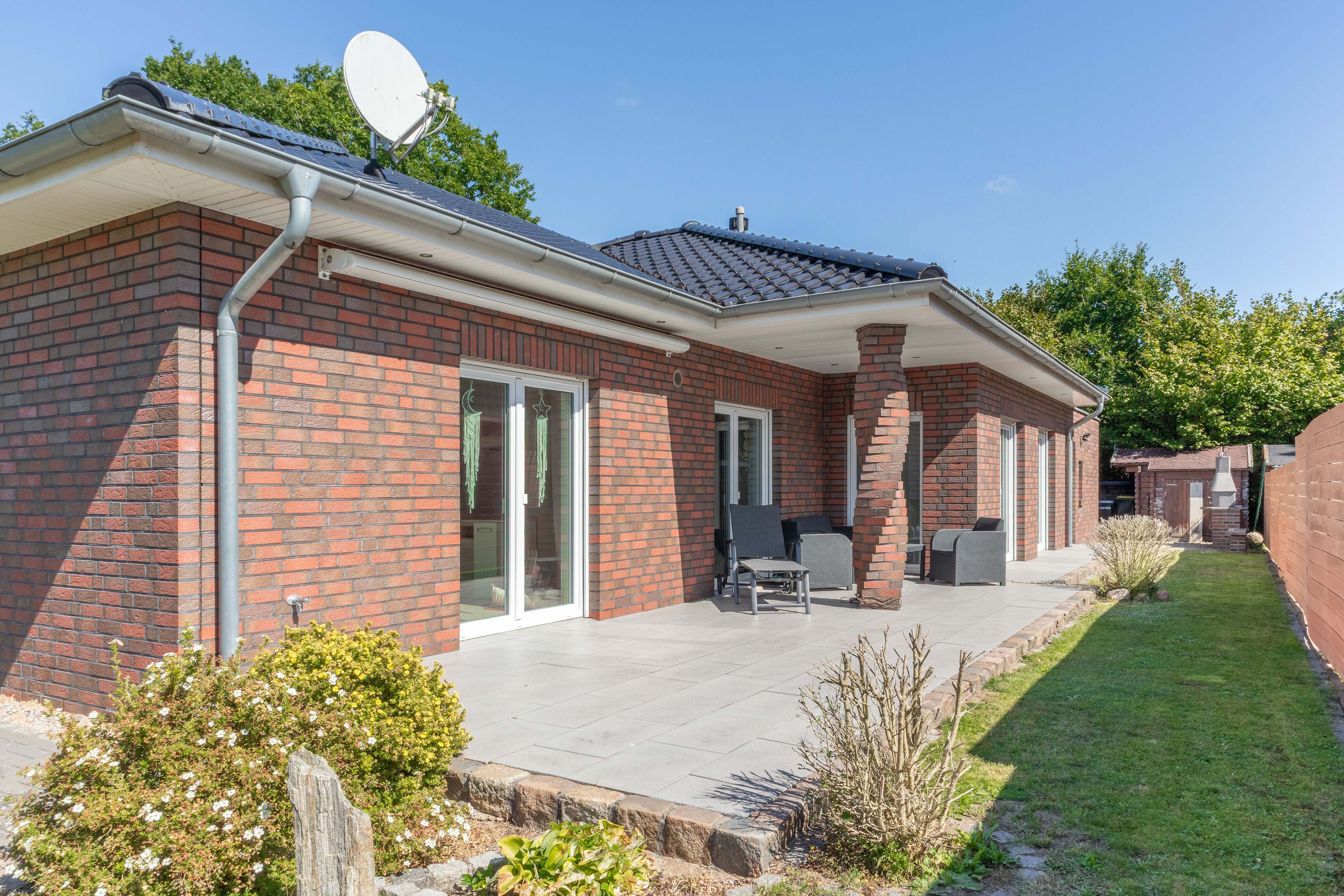 Wohnen auf einer Ebene: Moderner Bungalow mit Sauna und Garten