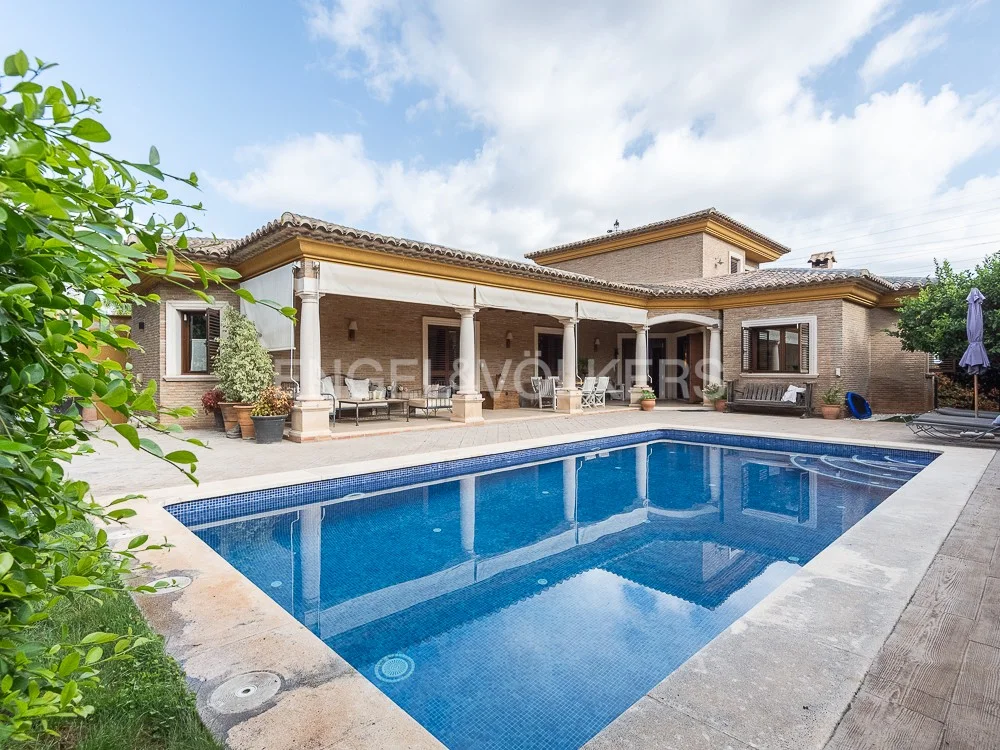 Excellent villa with seven bedrooms and five bathrooms