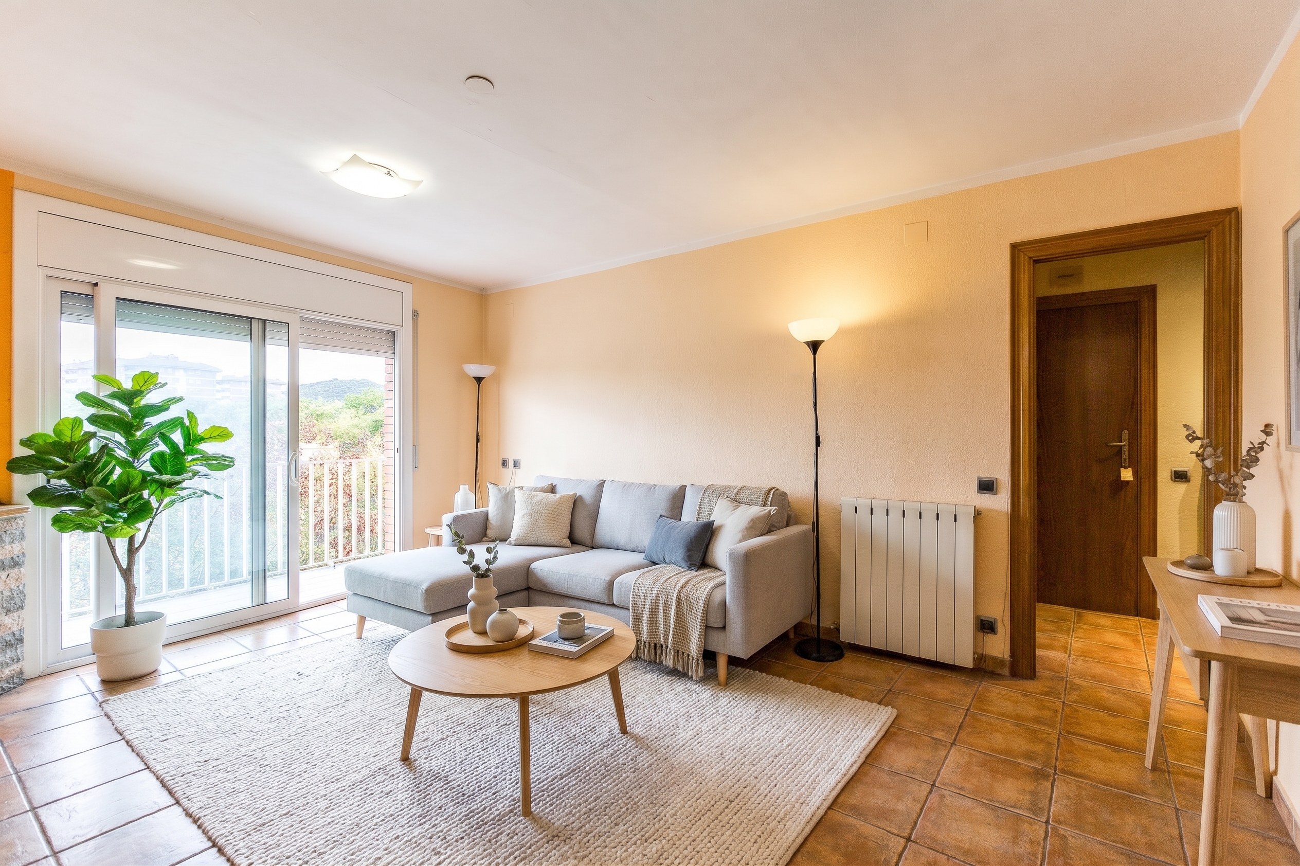 Spacious, bright apartment with panoramic views and a balcony at Ateneu-Sant Ramón district [AI-modified]