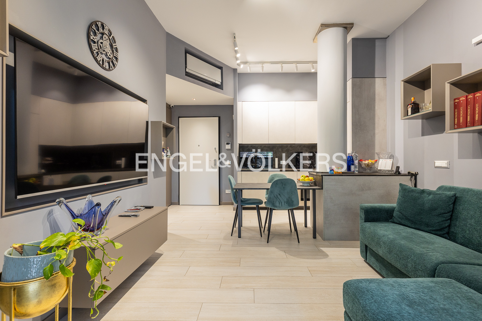 Charming, recently renovated two-room-bedroom apartment on Via Camillo Ranzani
