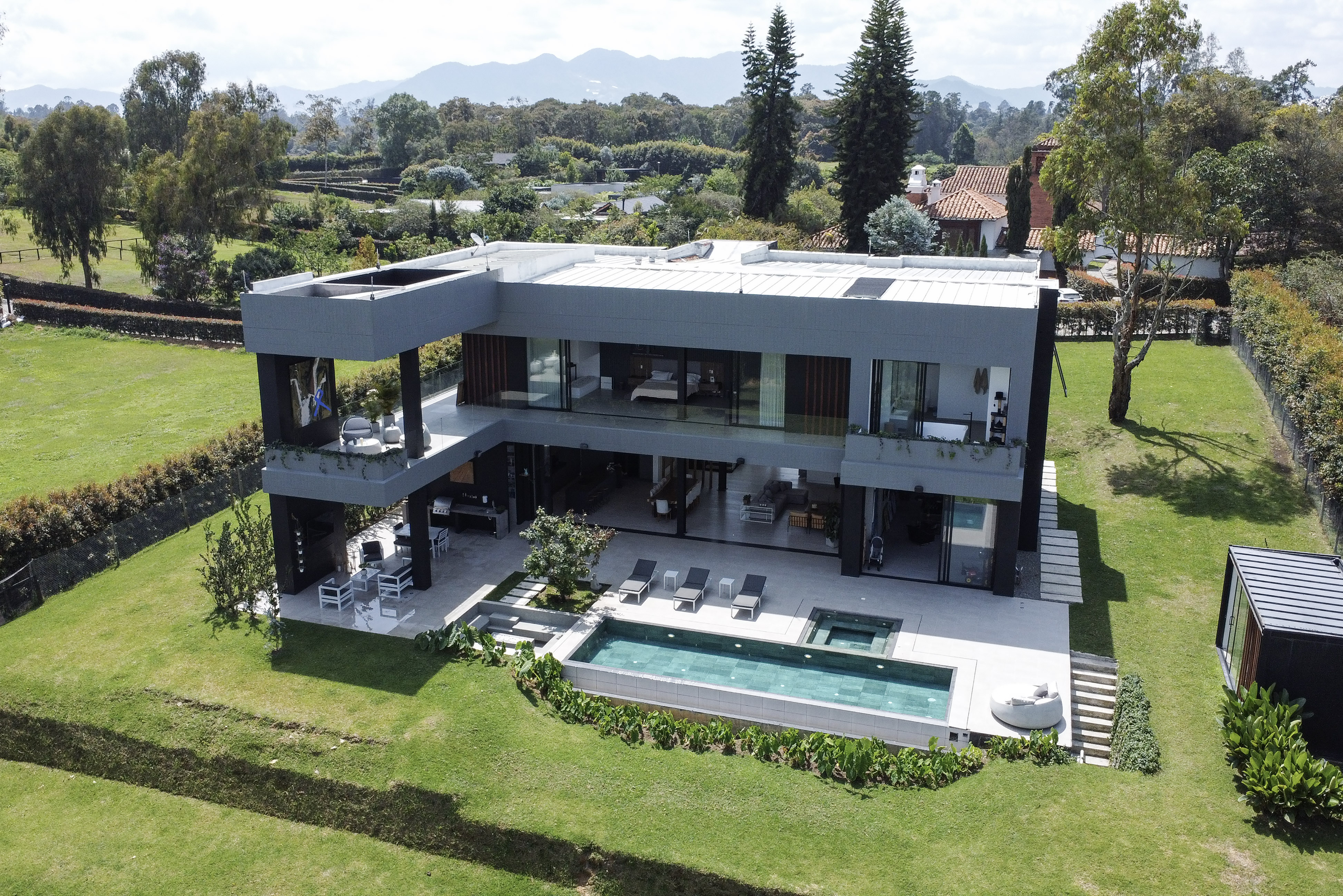 Casa con piscina privada en conjunto cerrado para venta en Llanogrande