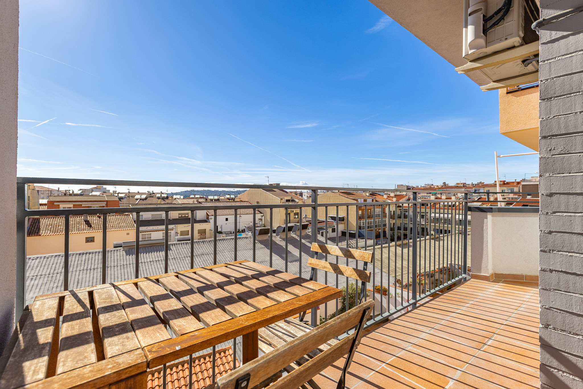 NICE APARTMENT WITH PARKING AND STORAGE ROOM