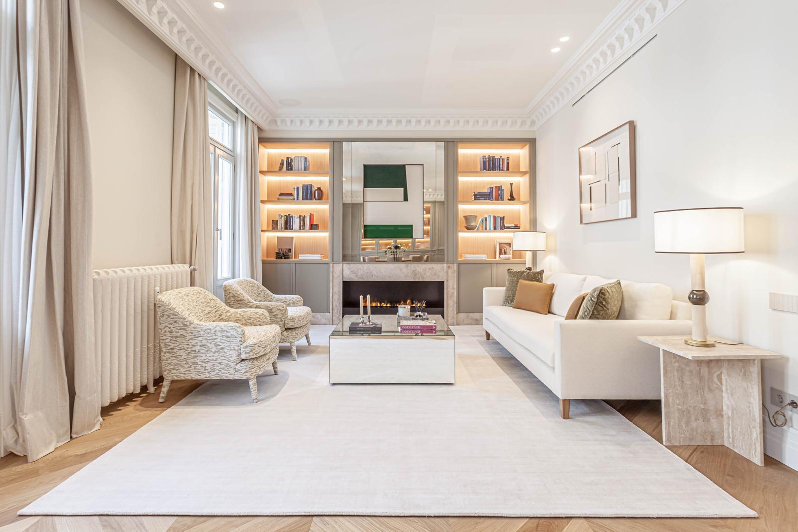 Spectacular luxury-renovated apartment in Recoletos.