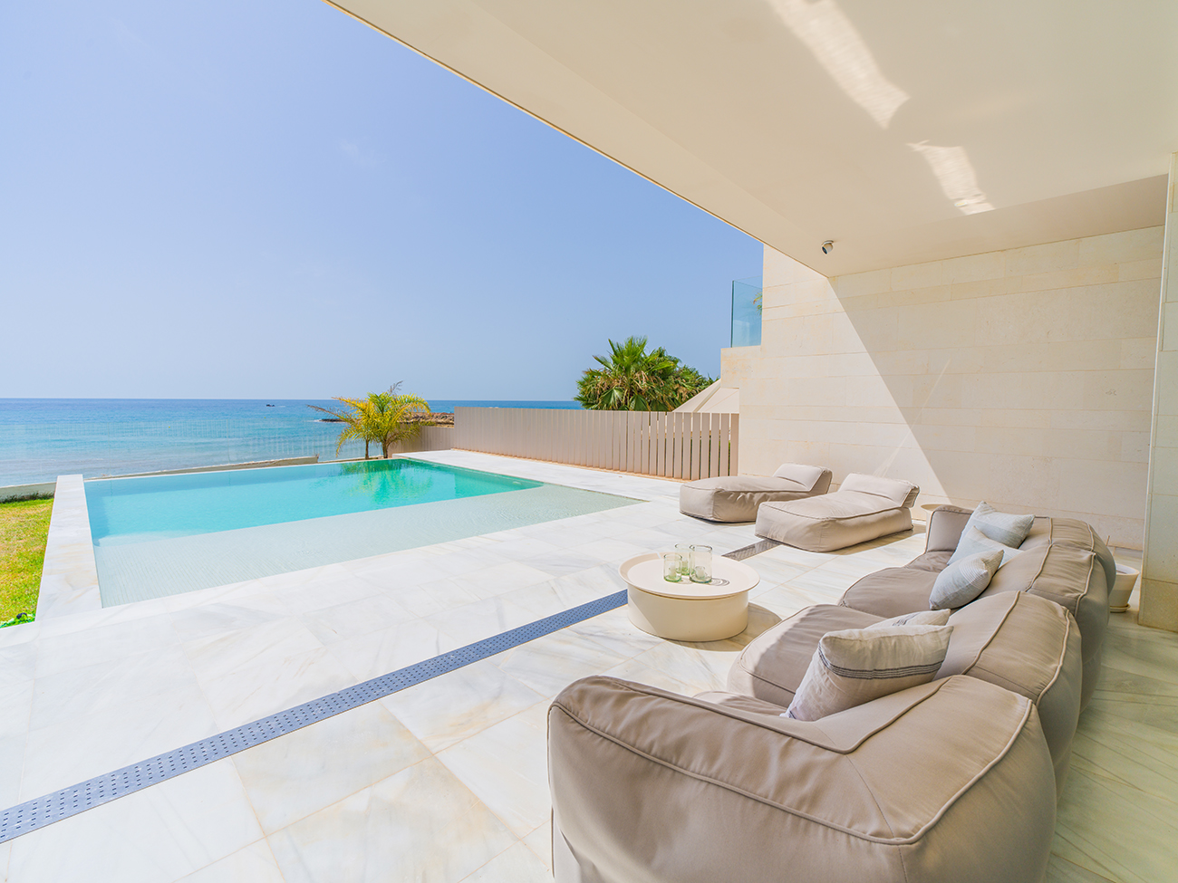Luxury Villa Facing the Mediterranean
