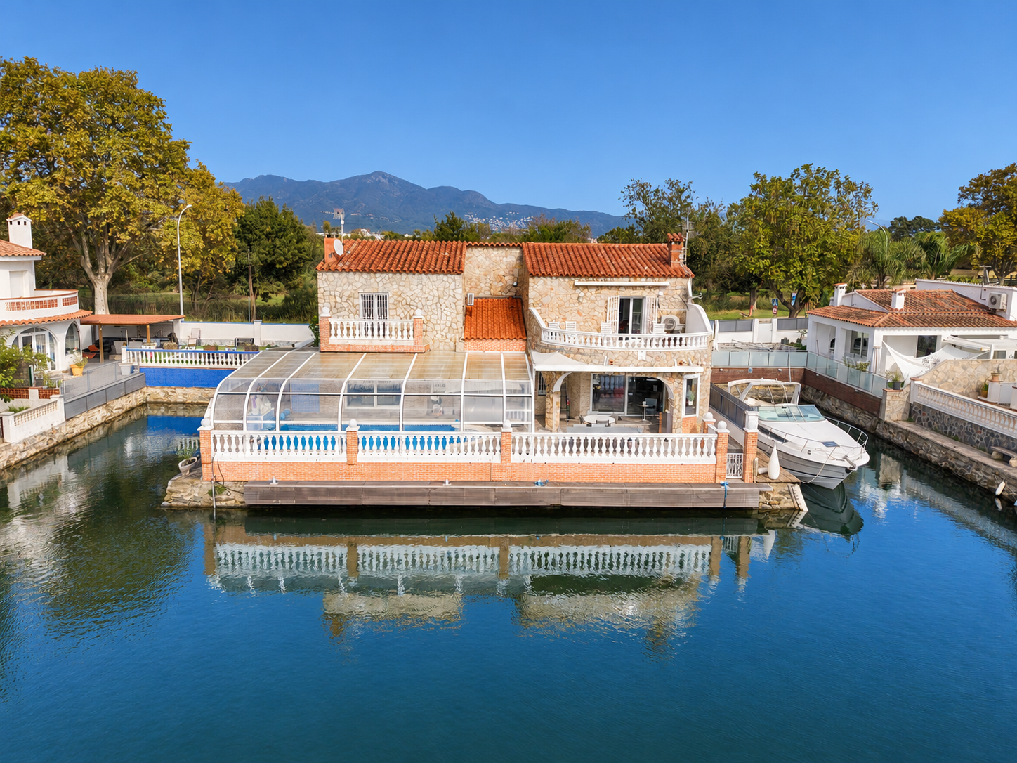 Magnificent villa with mooring and heated pool