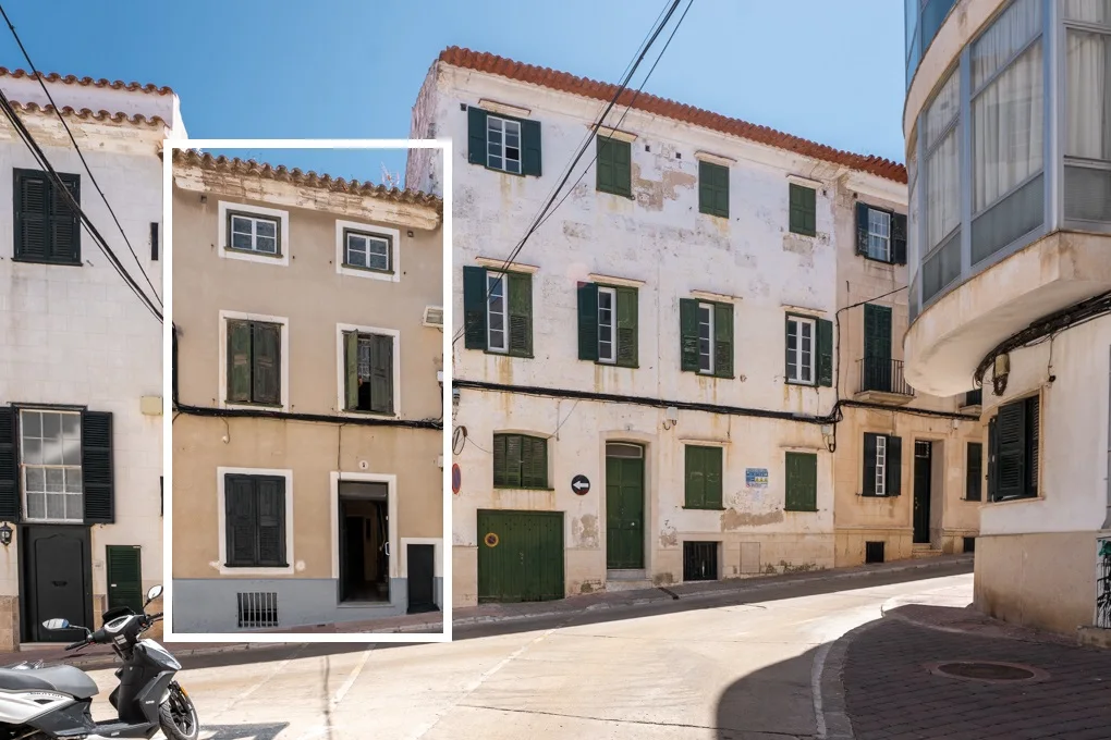 Casa adosada para reformar en el centro de Mahón, Menorca