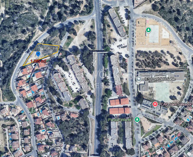 Aerial view of a 1,585 m2 plot outlined in yellow, labeled "Parcela 1," surrounded by houses, roads, and green spaces.