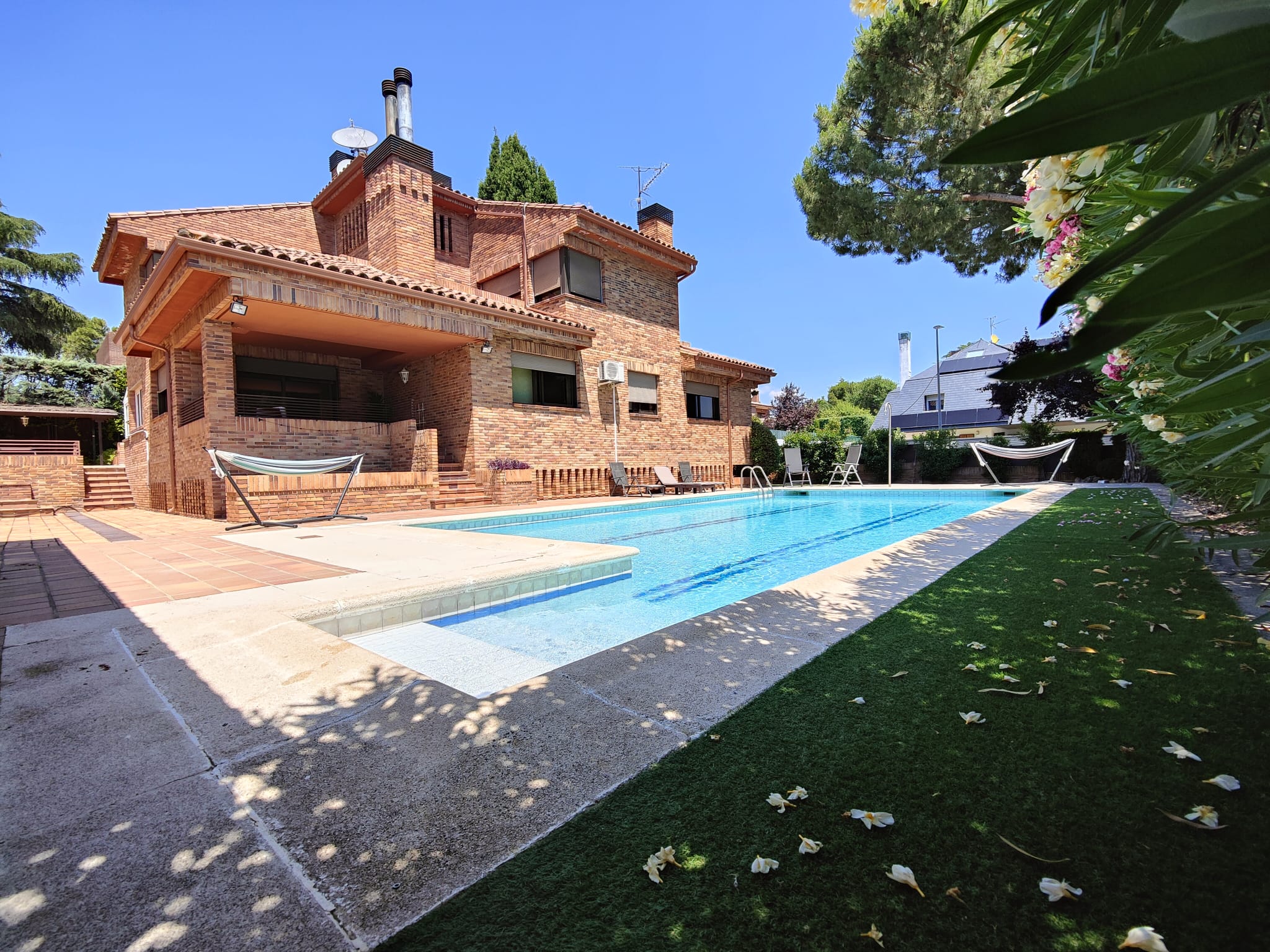 Elegant, classic single-family home in Yucatan, Las Rozas [Editat amb IA]